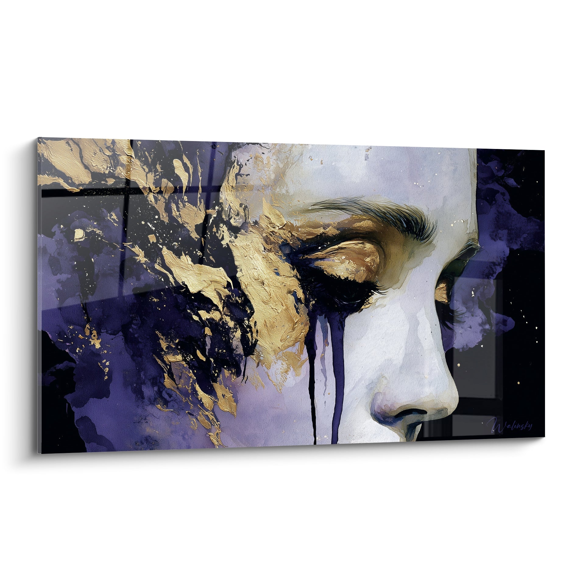 Visage abstrait au profil doré, coulures noires et fond violet profond, matière picturale intense