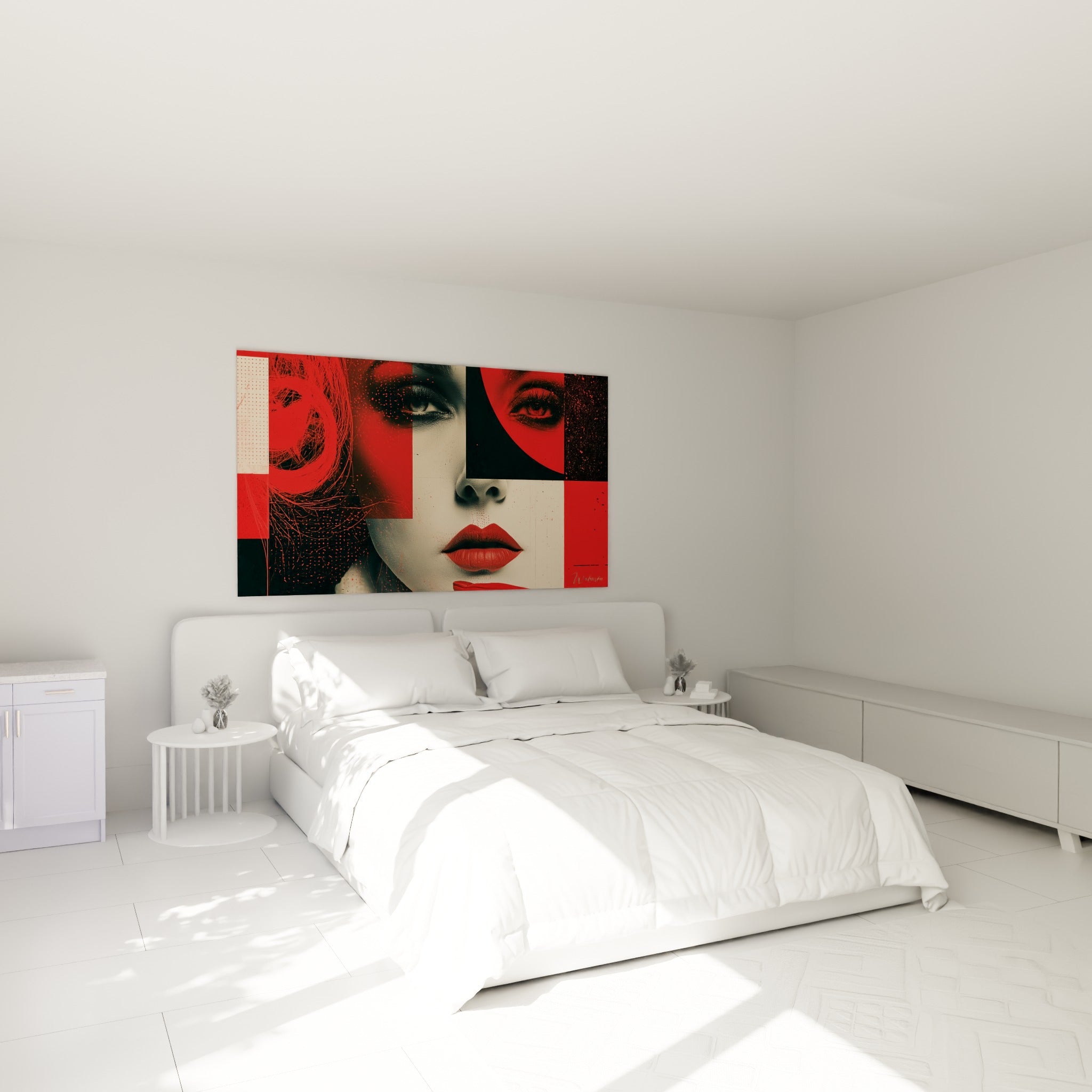 Portrait fragmenté rouge et noir, lèvres écarlates intenses, au-dessus d'un lit dans une chambre claire