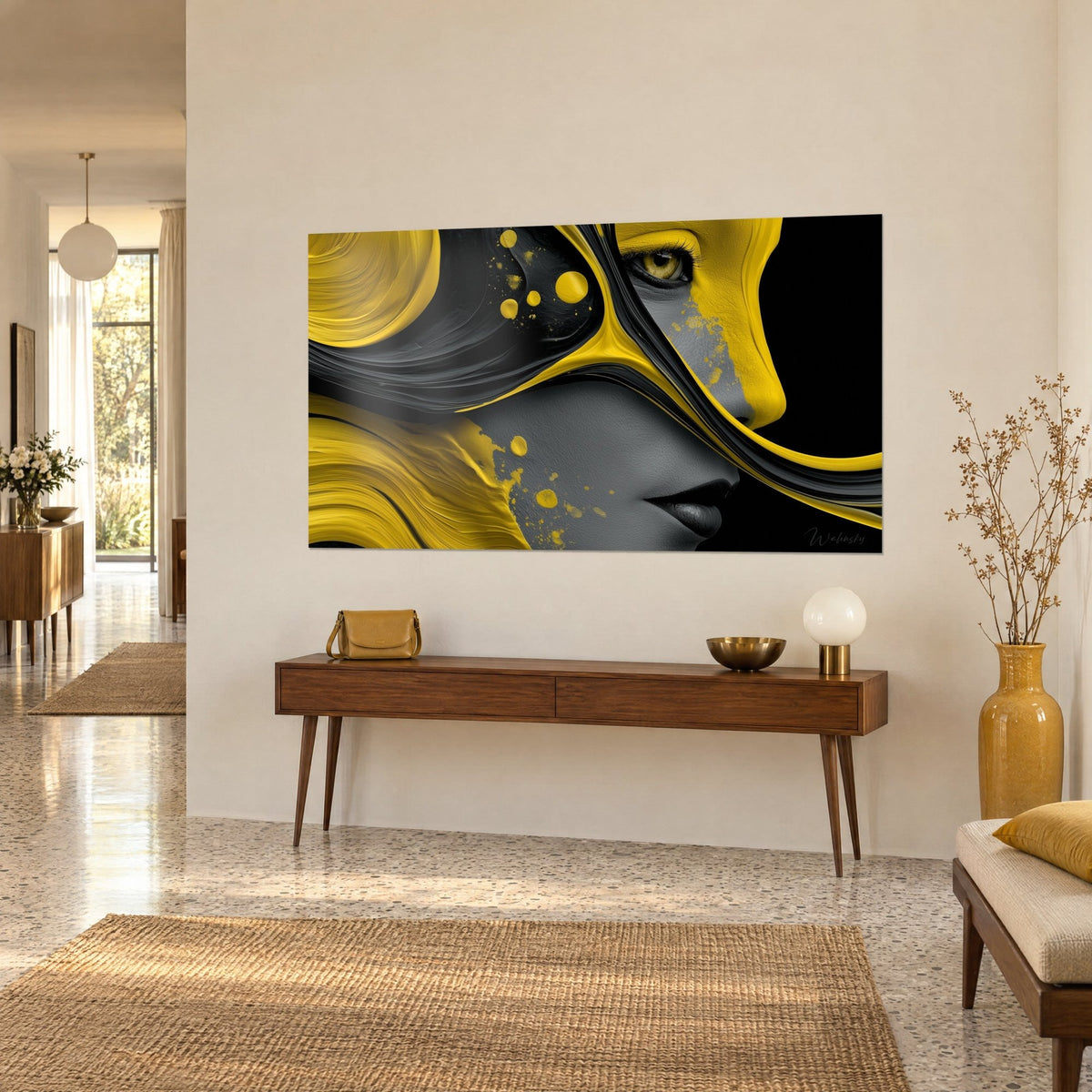 Cuadro perfil femenino estilizado, piel gris y mechones negros con vetas amarillo vivo, gotas de pintura, sobre un aparador de madera
