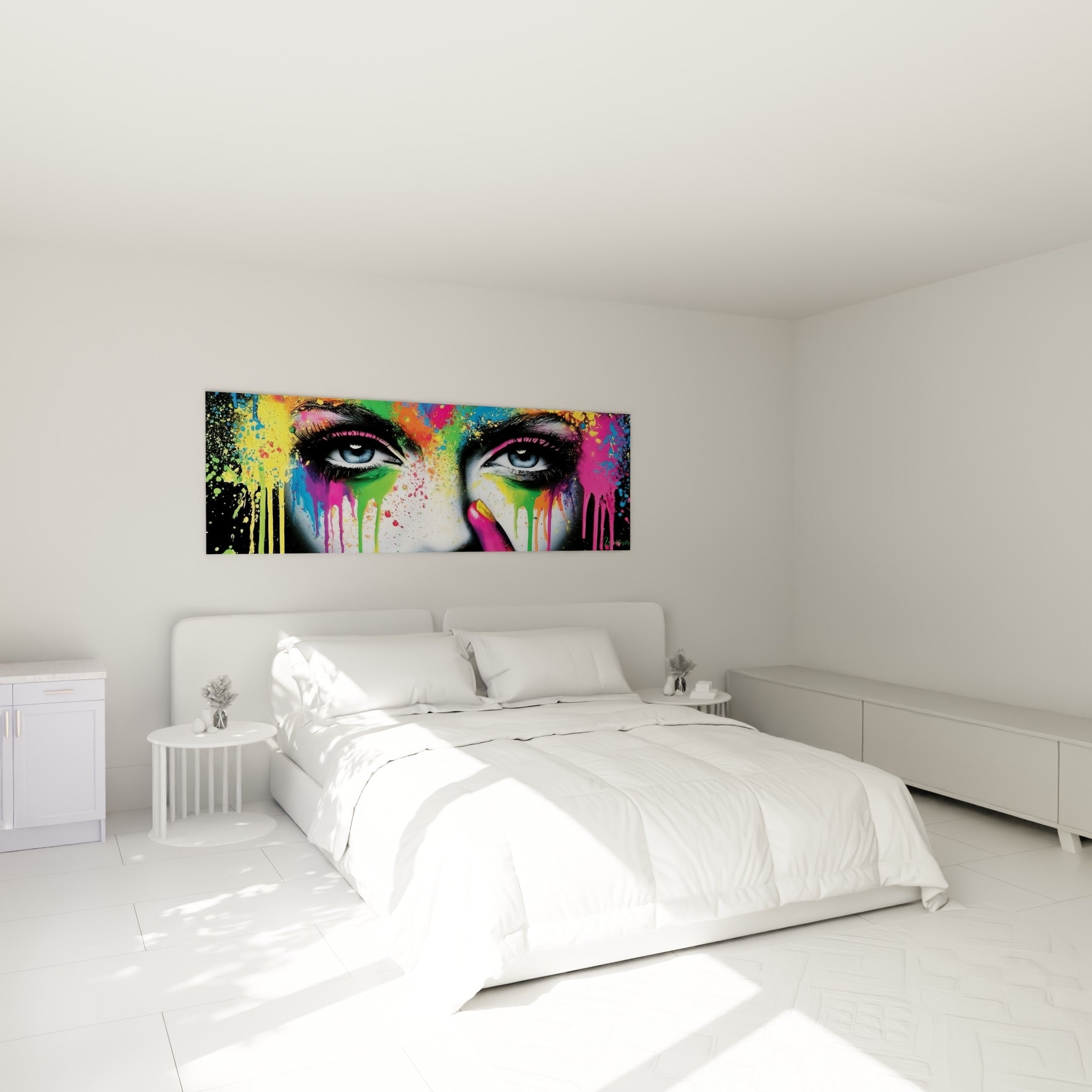 Yeux intenses et éclaboussures jaunes du visage abstrait, au-dessus d'un lit dans une chambre claire.