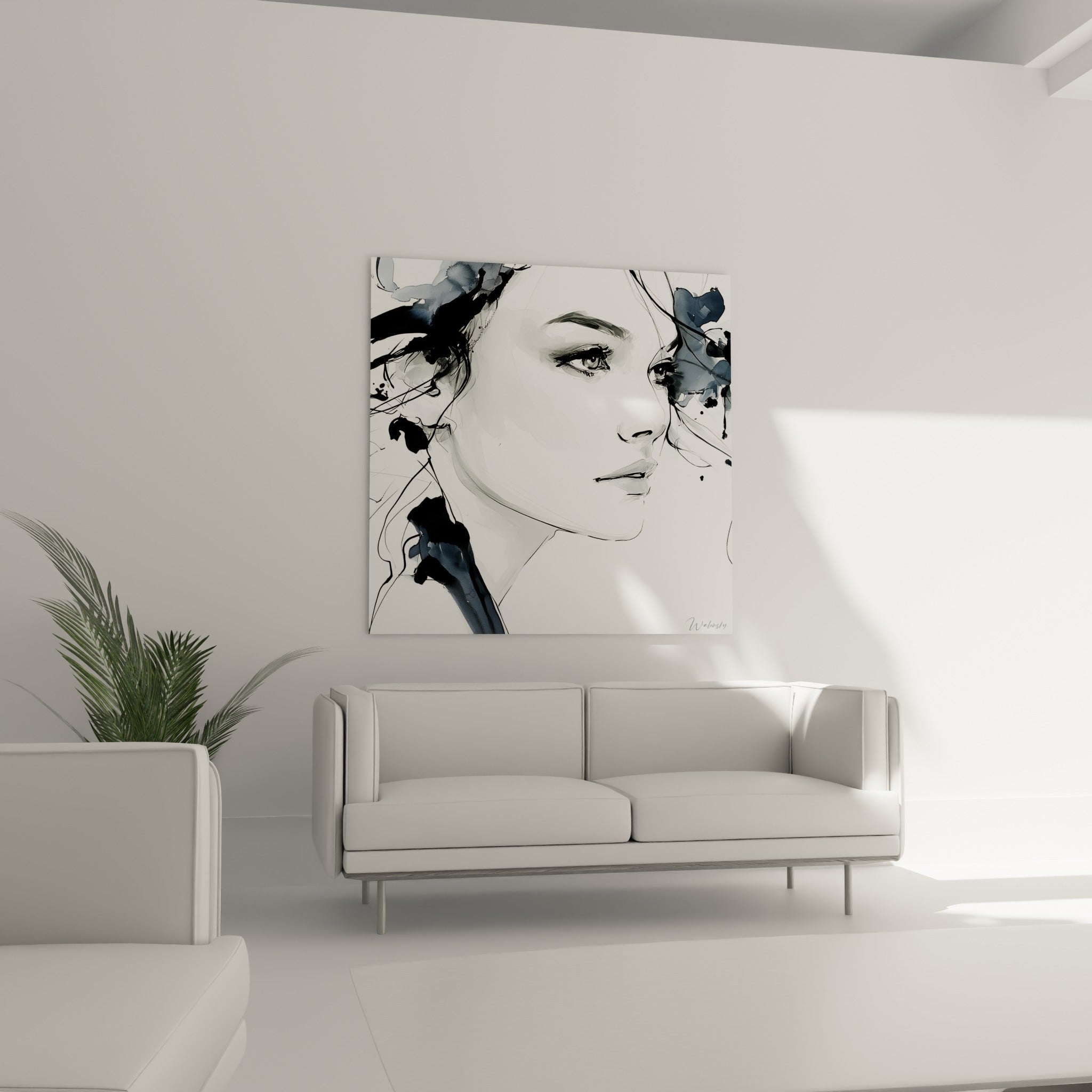 Femme de profil à l'encre noire et bleu nuit, suspendue au-dessus d'un canapé dans un salon lumineux