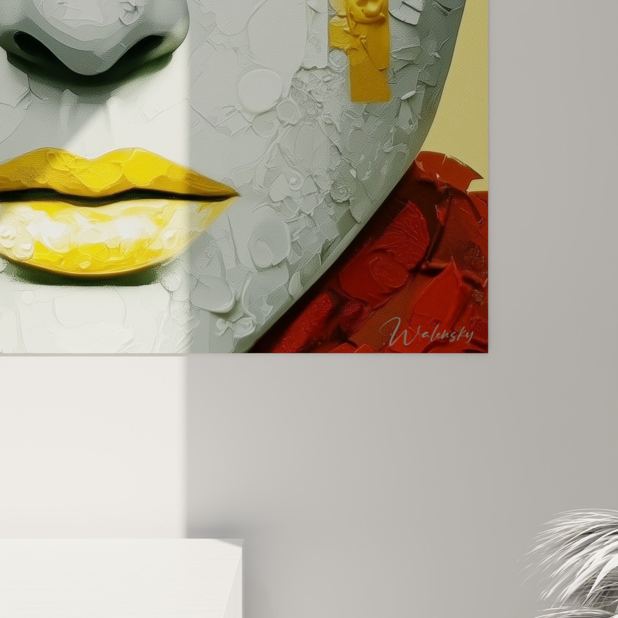 Empâtements blancs et coulures dorées sur fond rouge brique, grain épais du visage abstrait accroché