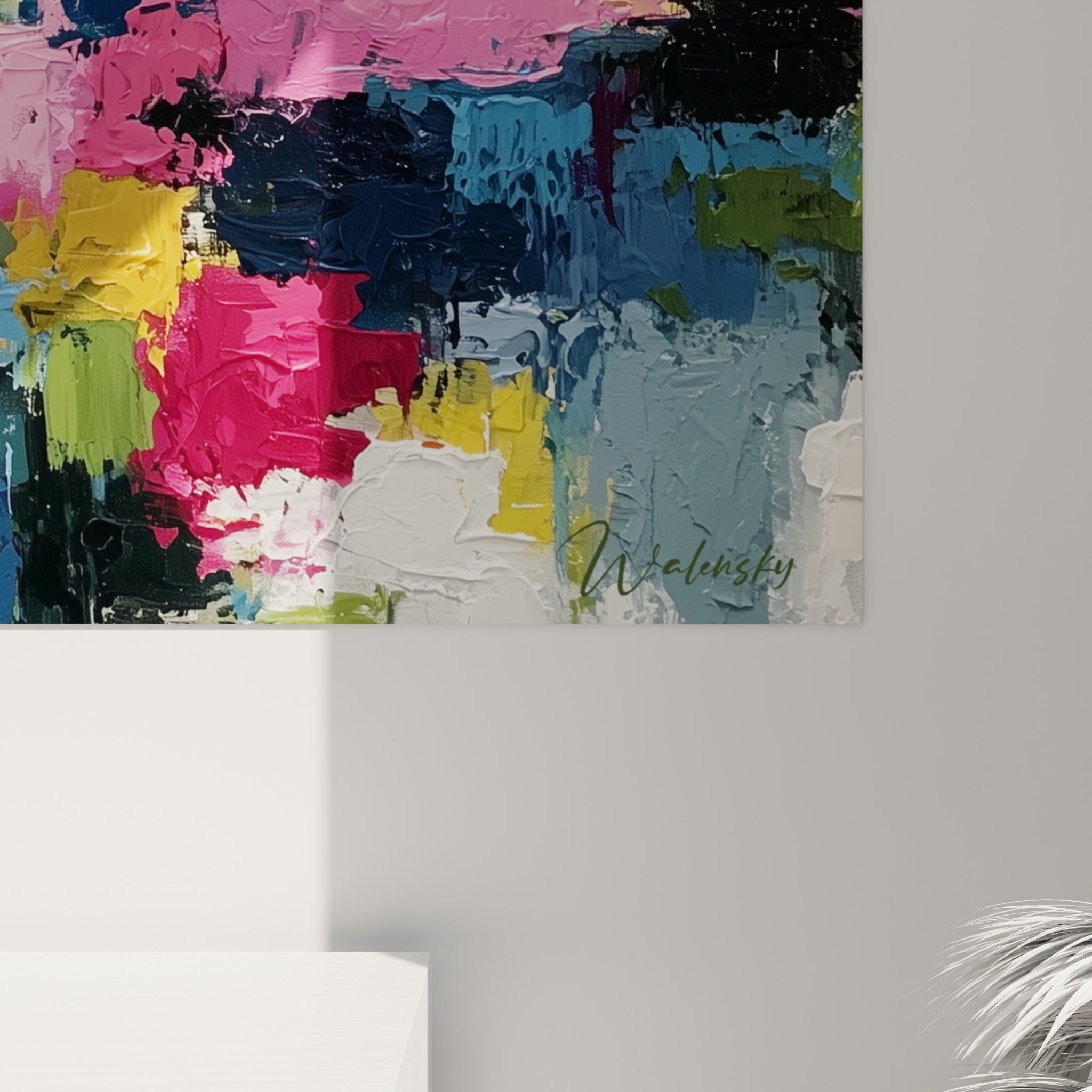 Matière épaisse du Visage abstrait vue de près, empâtements jaune vif et rose fuchsia, grain du couteau visible