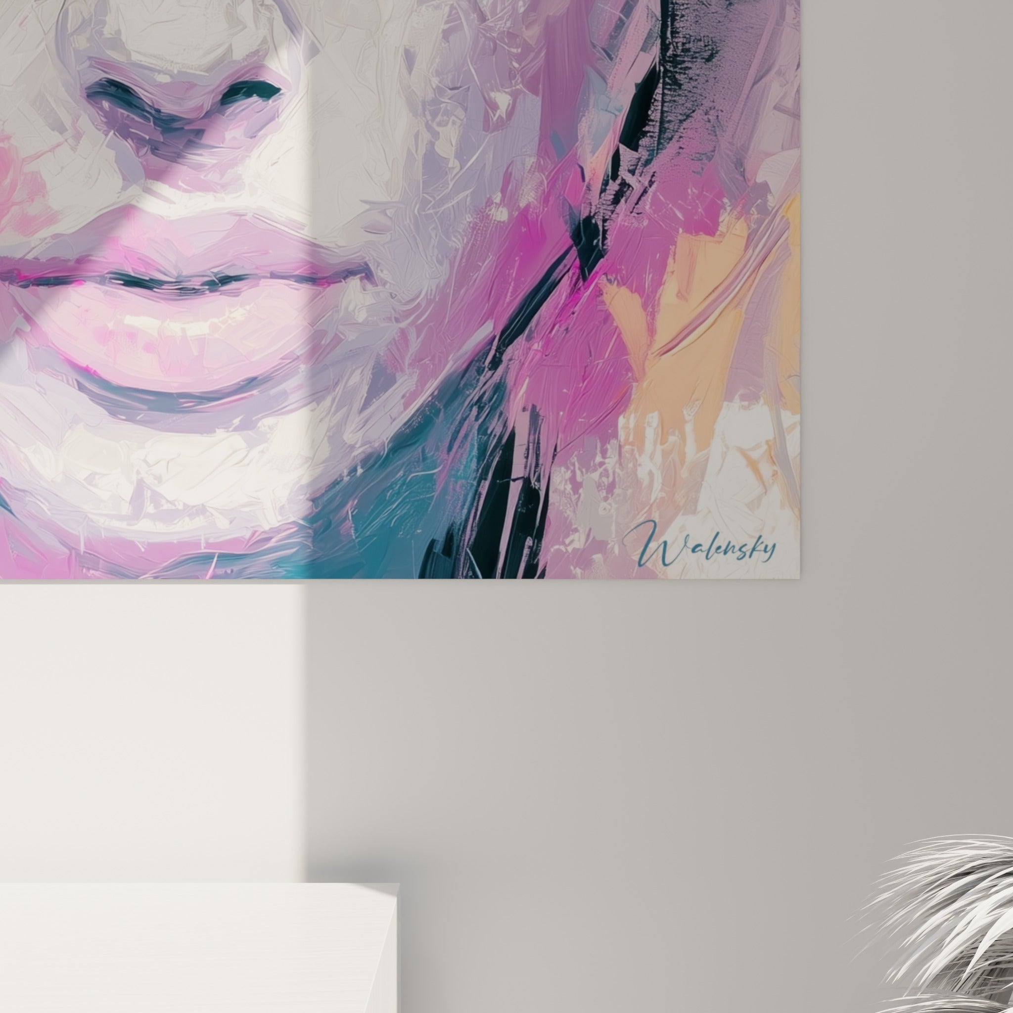 Empâtements épais du visage abstrait laissent voir la matière blanche et fuchsia mêlée au grain de la toile