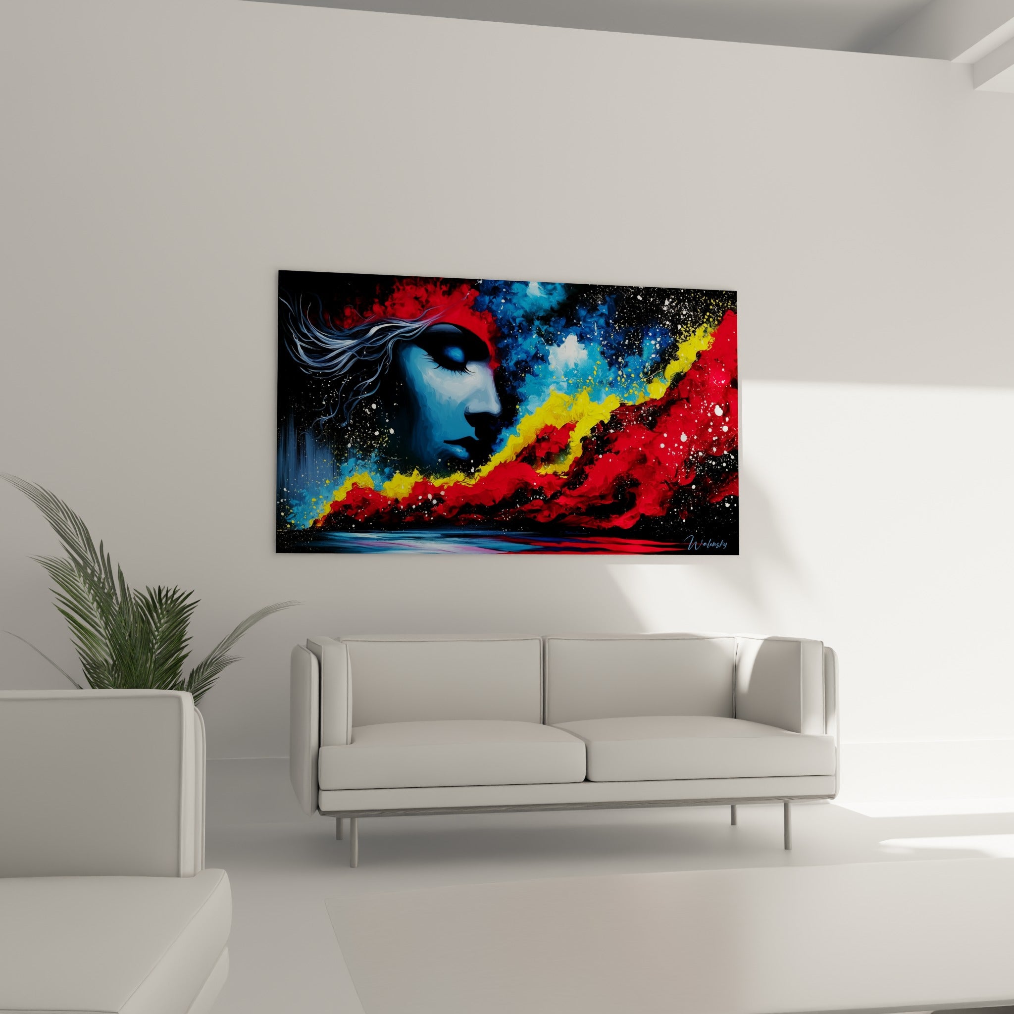 Explosion rouge et jaune autour du visage abstrait bleu clair, disposée au-dessus d'un canapé dans un salon lumineux