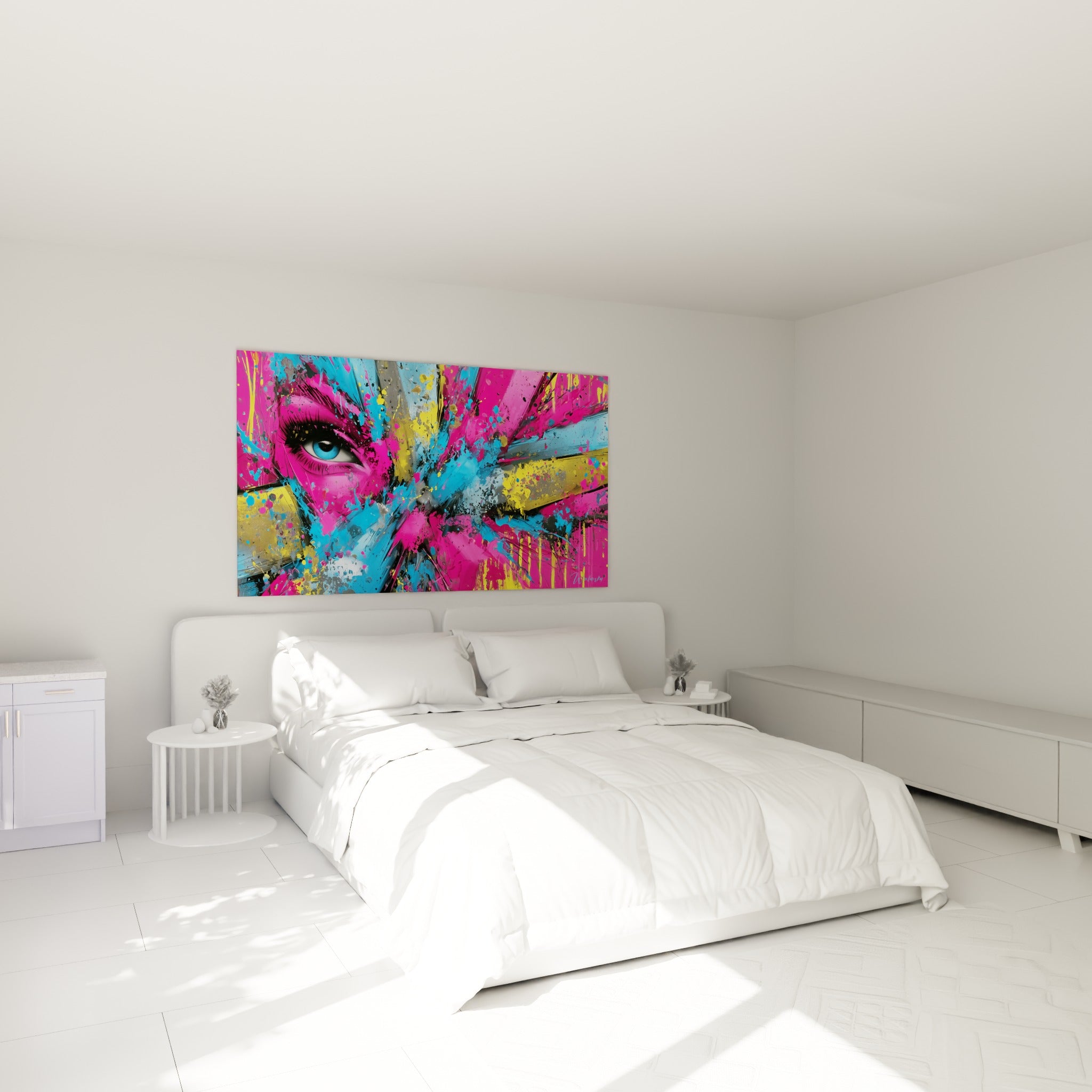 Visage abstrait aux tons roses et bleus, œil intense, accroché au-dessus d'un lit dans une chambre claire