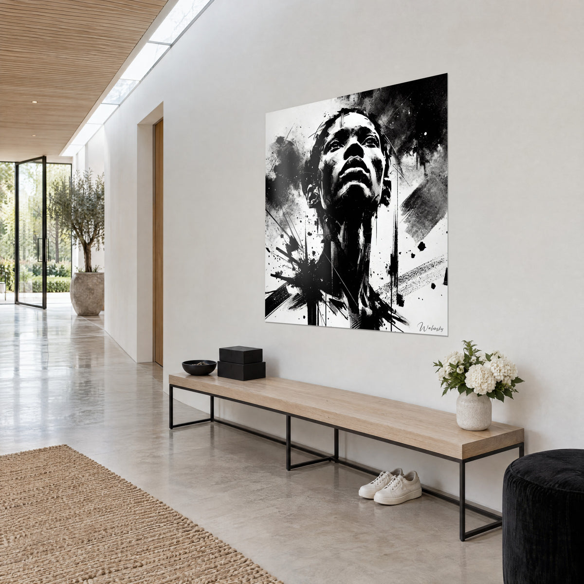 Schilderij ondersteboven portret met zwarte inktspatten en krijtachtig wit, driekwart zicht op een lichtgrijze muur, beglaasde gang