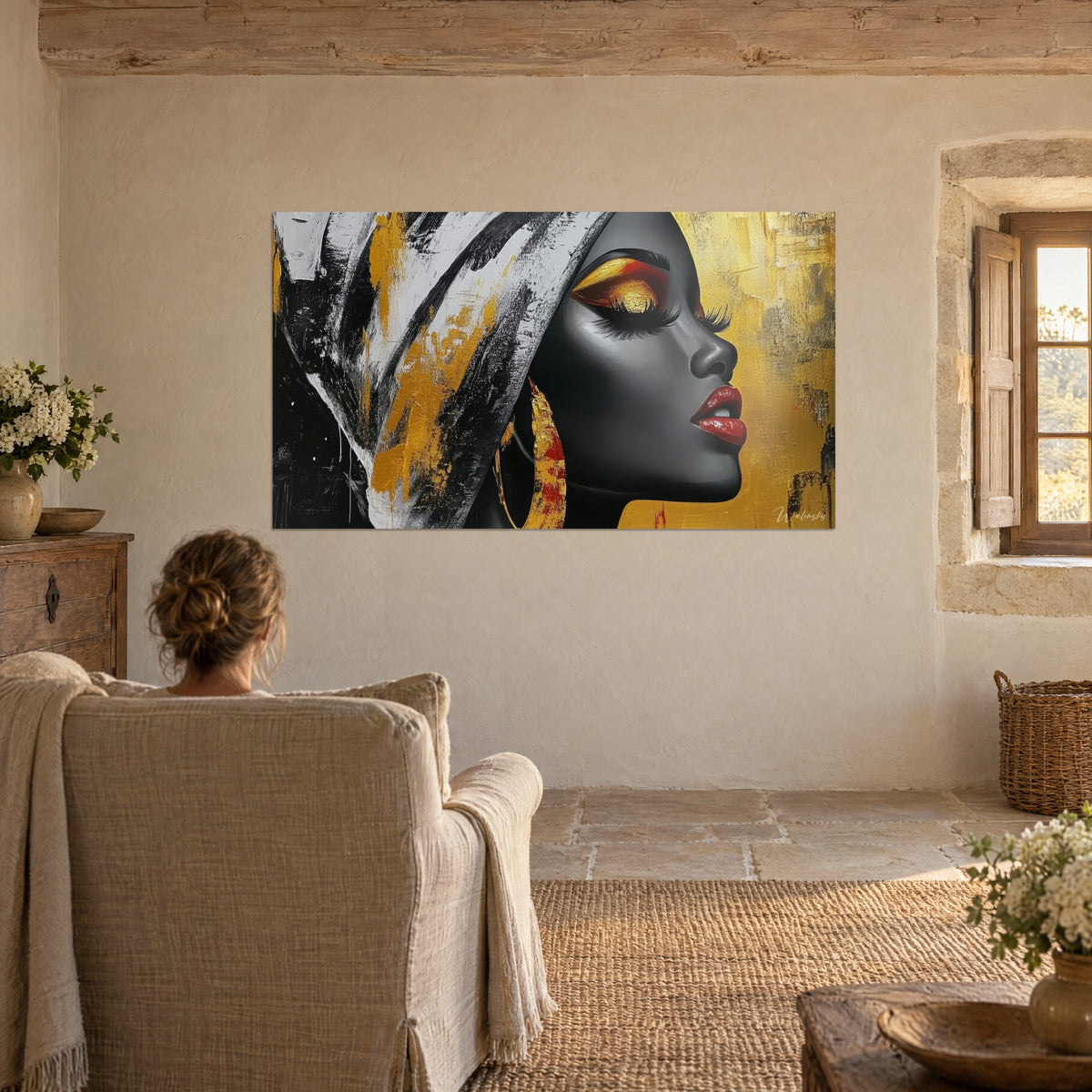 Cuadro musa de perfil escultural, turbante negro y plata salpicada de oro, frente a un sillón en un salón de piedra