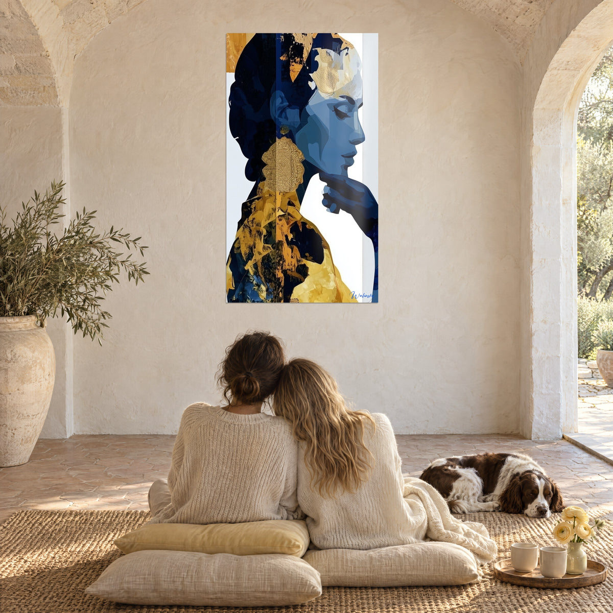 Tableau égérie bleu marine aux reflets d'or, nez fin et menton appuyé sur la main, couple de dos et spaniel sur un tapis de jonc