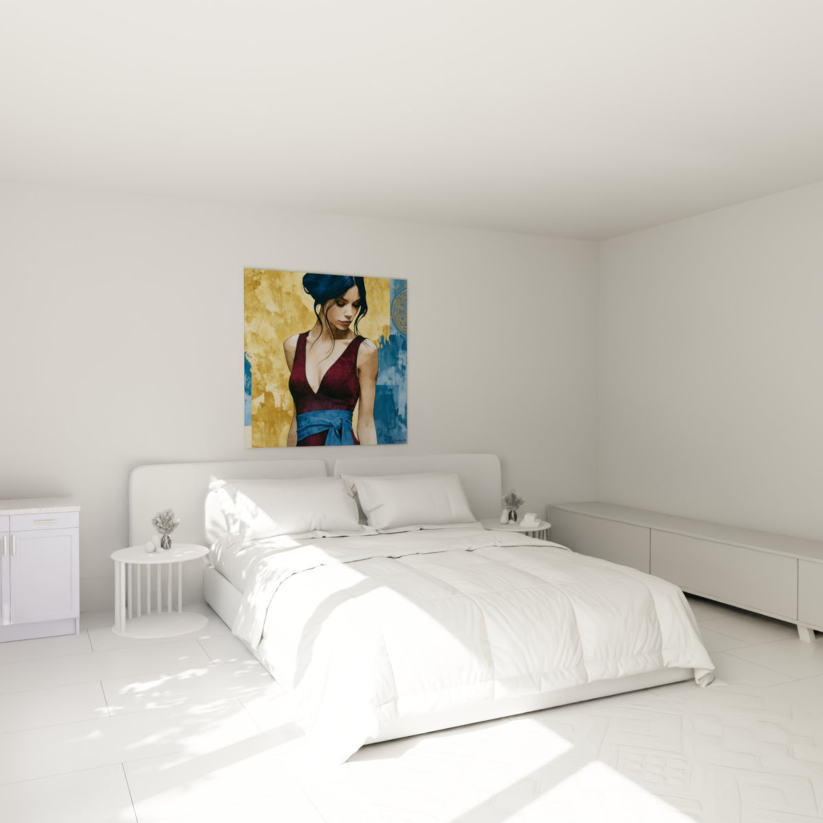 Portrait de femme au regard baissé, robe bordeaux et fond doré, au-dessus d'un lit dans une chambre claire