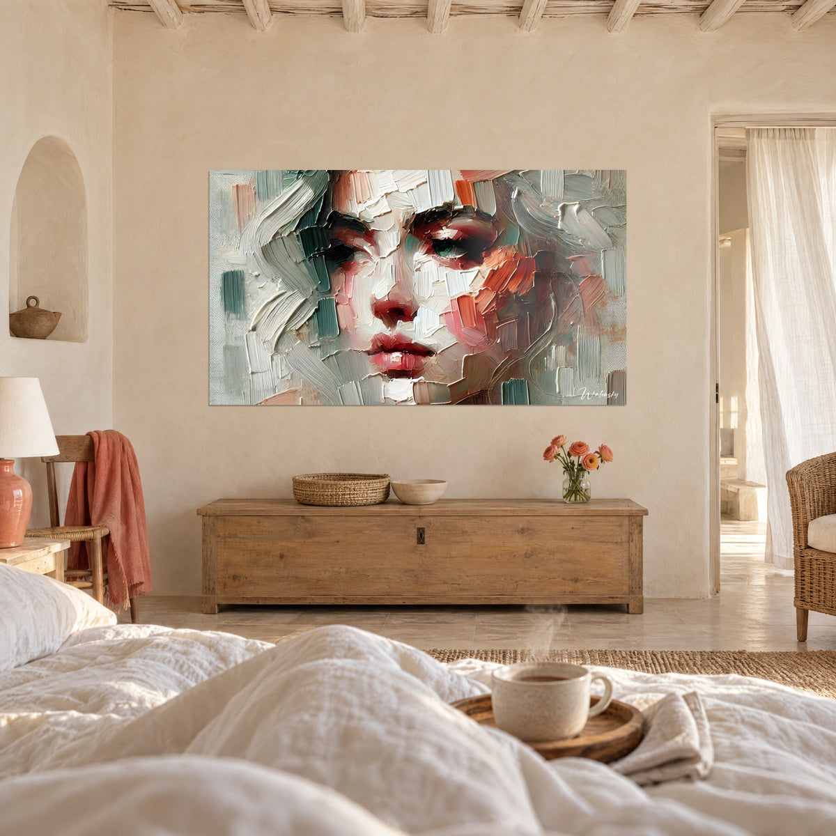 Gemälde Frauenfigur in dicker rosa, grünspanfarbener und oranger Pastose, geschlossene Augen, eine Person von hinten über einem Bett in einem hellen Schlafzimmer