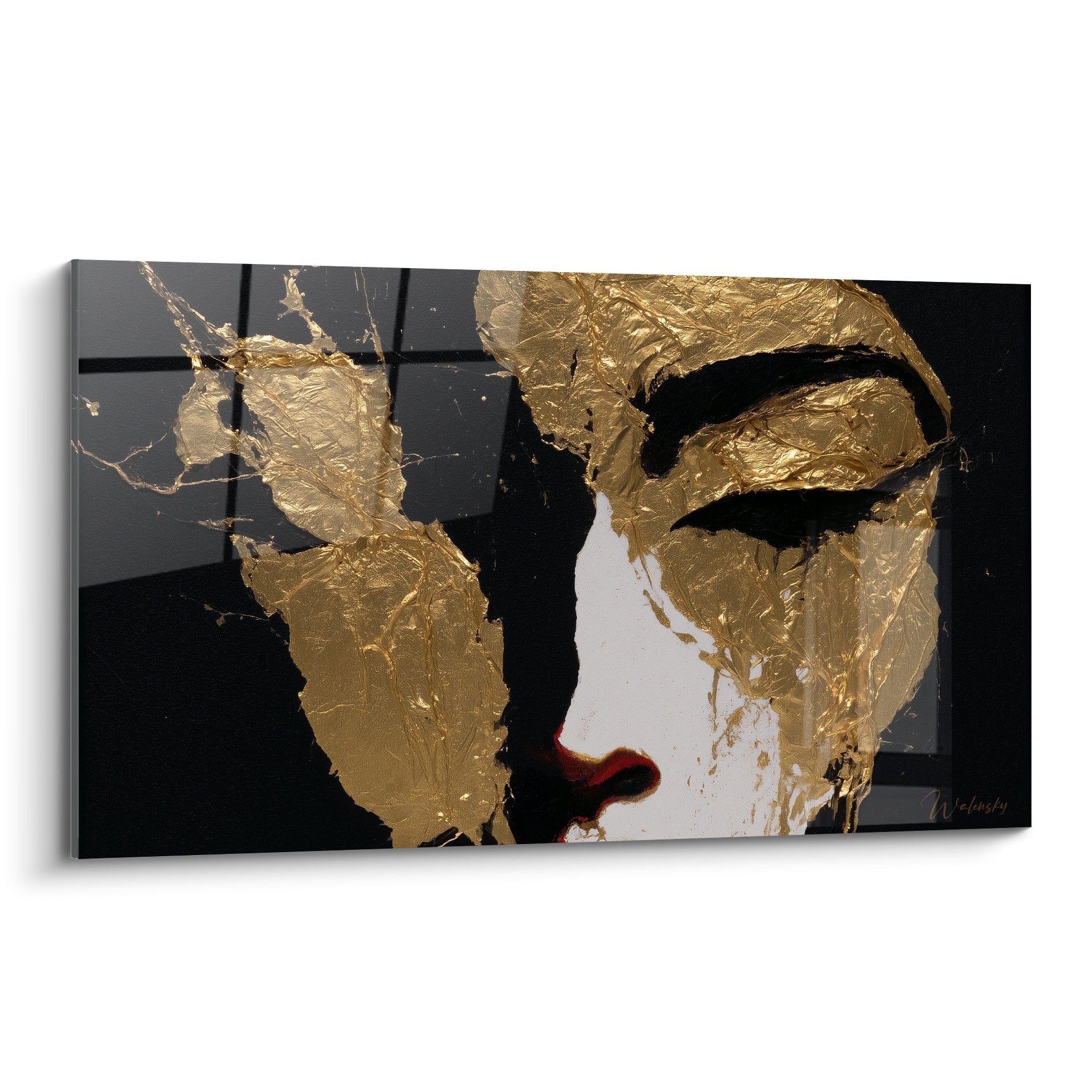 Visage abstrait aux teintes dorées et noires, profil féminin avec lèvres rouges et feuille d'or froissée