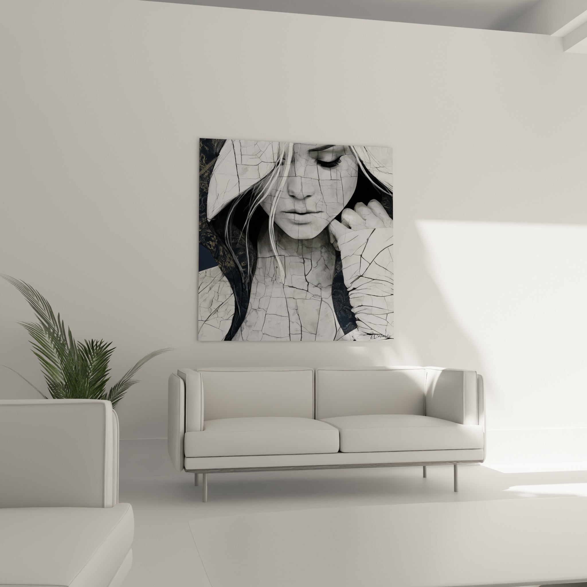 Visage abstrait aux fêlures blanches et fond bleu marine doré au-dessus d'un canapé dans un salon lumineux