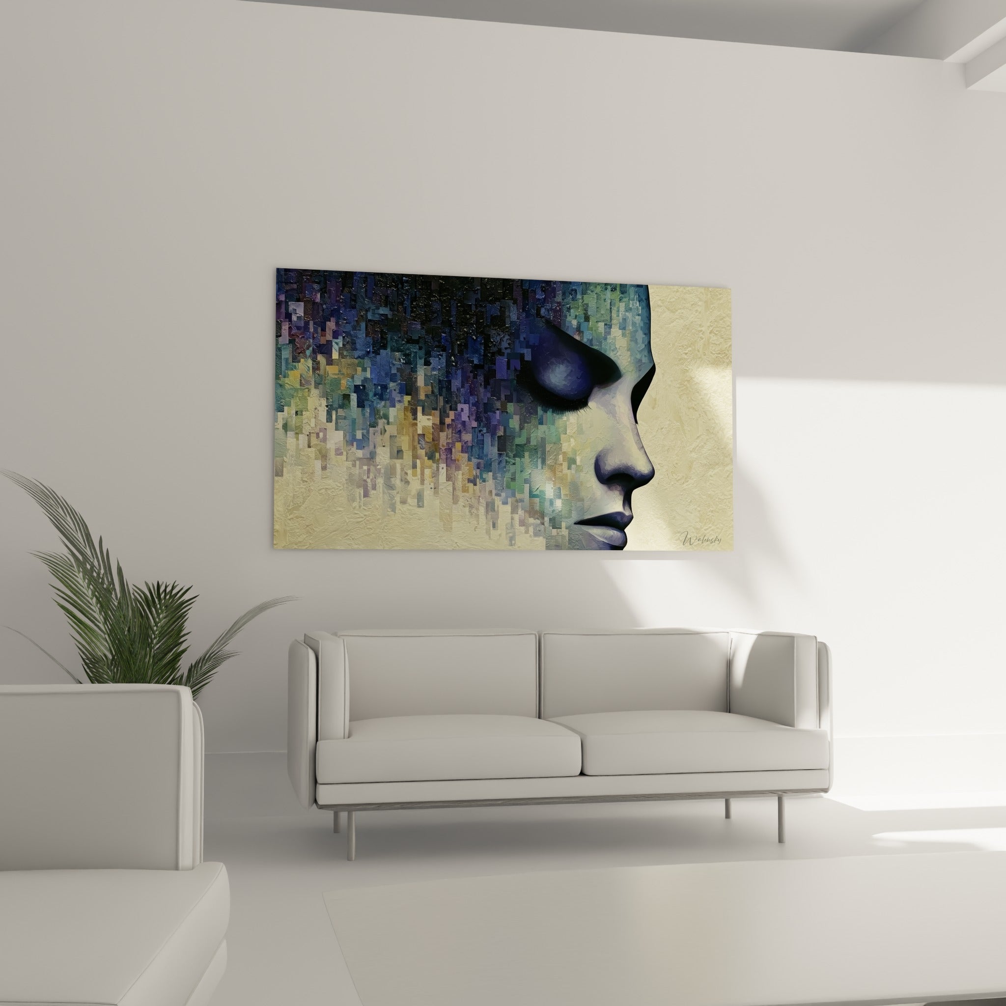 Portrait fragmenté en mosaïque bleu et ocre d'un visage abstrait, au-dessus d'un canapé dans un salon lumineux