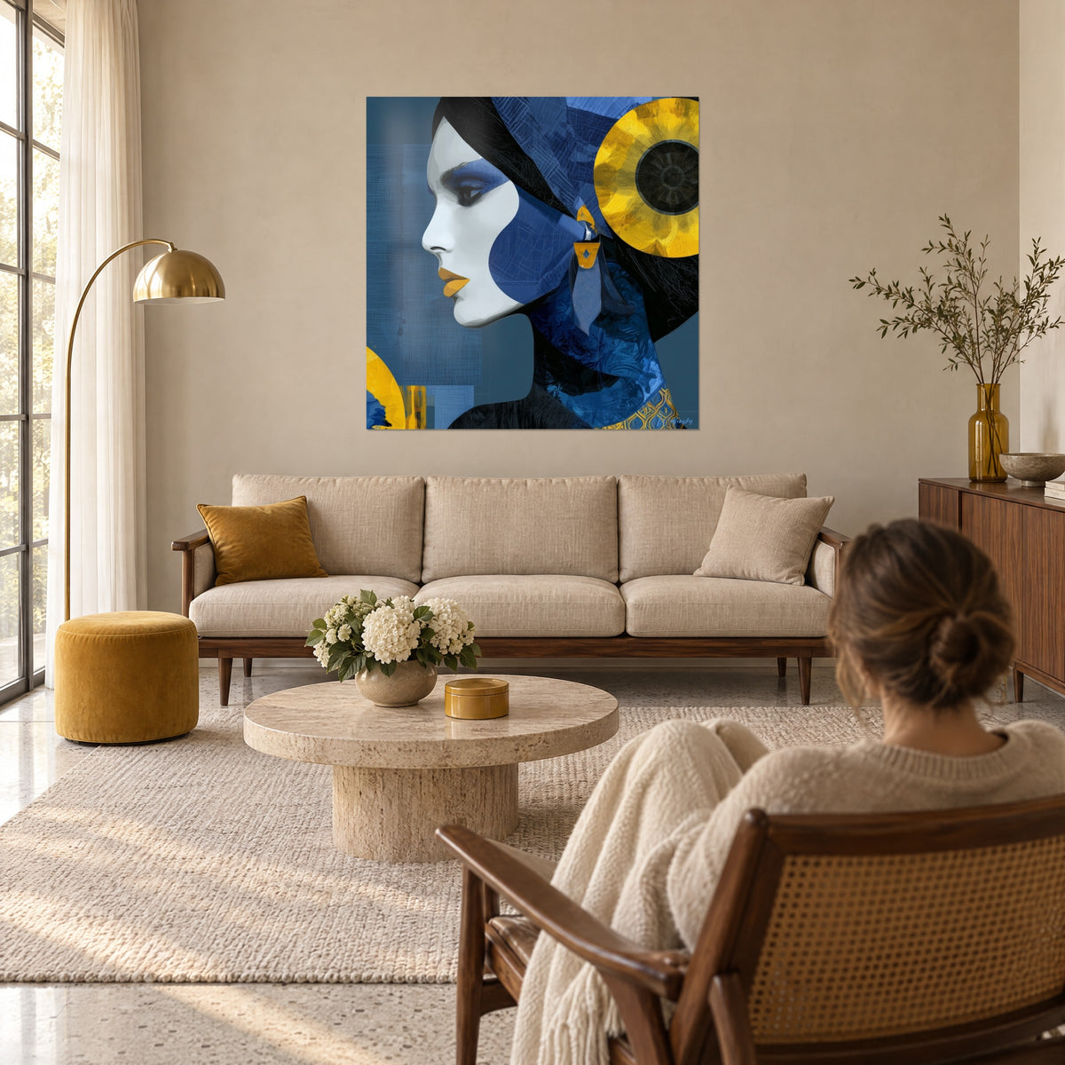 Cuadro perfil femenino de tez alabastrina, velo azul cobalto y disco amarillo girasol, sobre un sofá en un salón luminoso