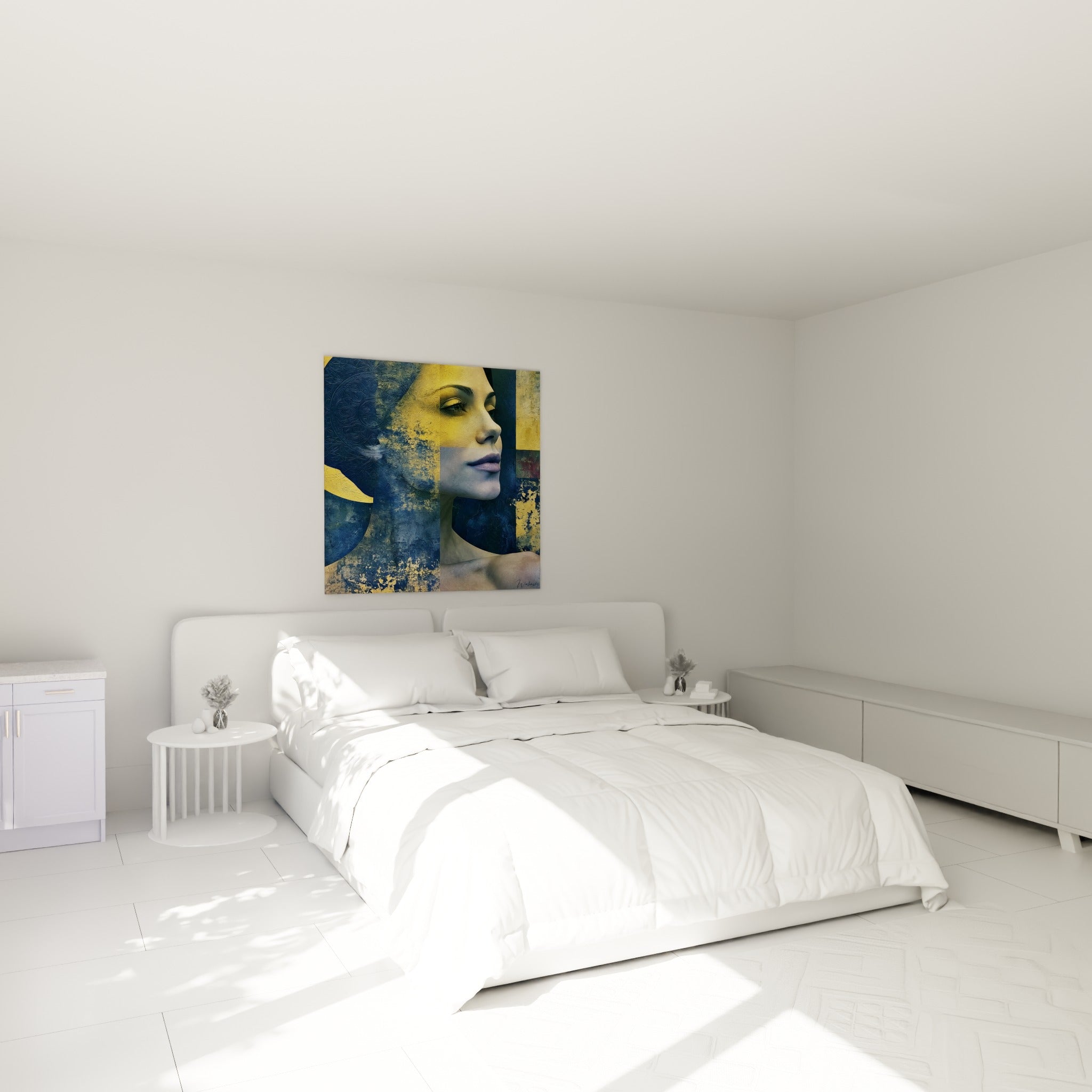 Femme de profil fragmentée en bleu marine et doré, tableau visage abstrait au-dessus d'un lit dans une chambre claire