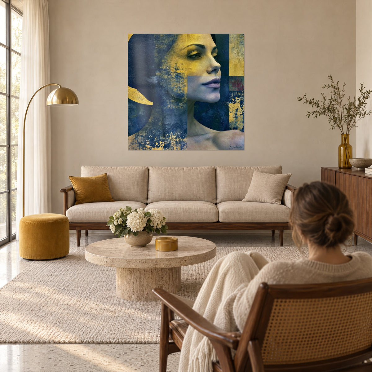 Tableau portrait de femme de profil, visage jaune safran et fond bleu marine fragmenté, au-dessus d'un canapé dans un salon lumineux