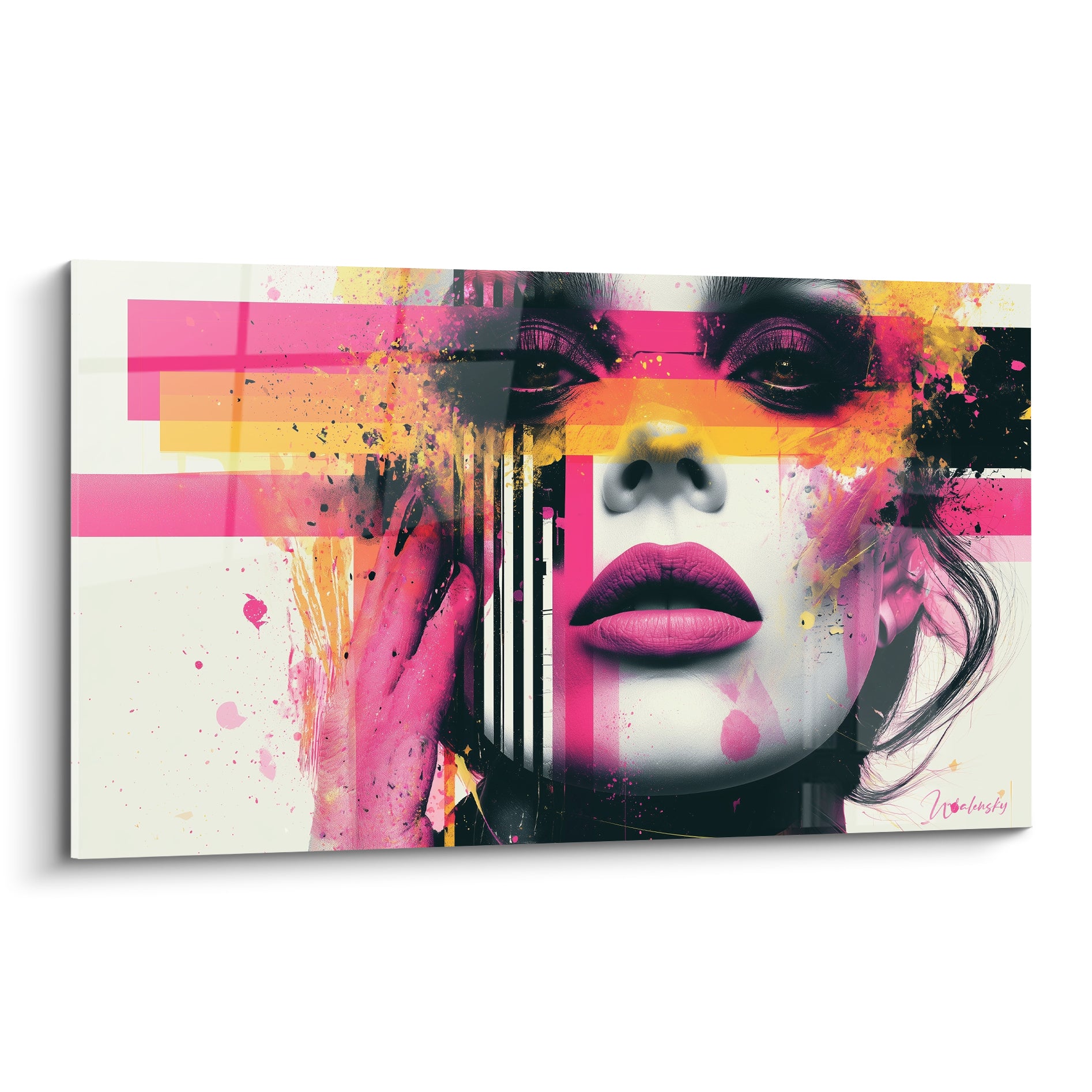 Visage abstrait fuchsia et noir, bouche magenta, bandes jaune moutarde traversant le regard.