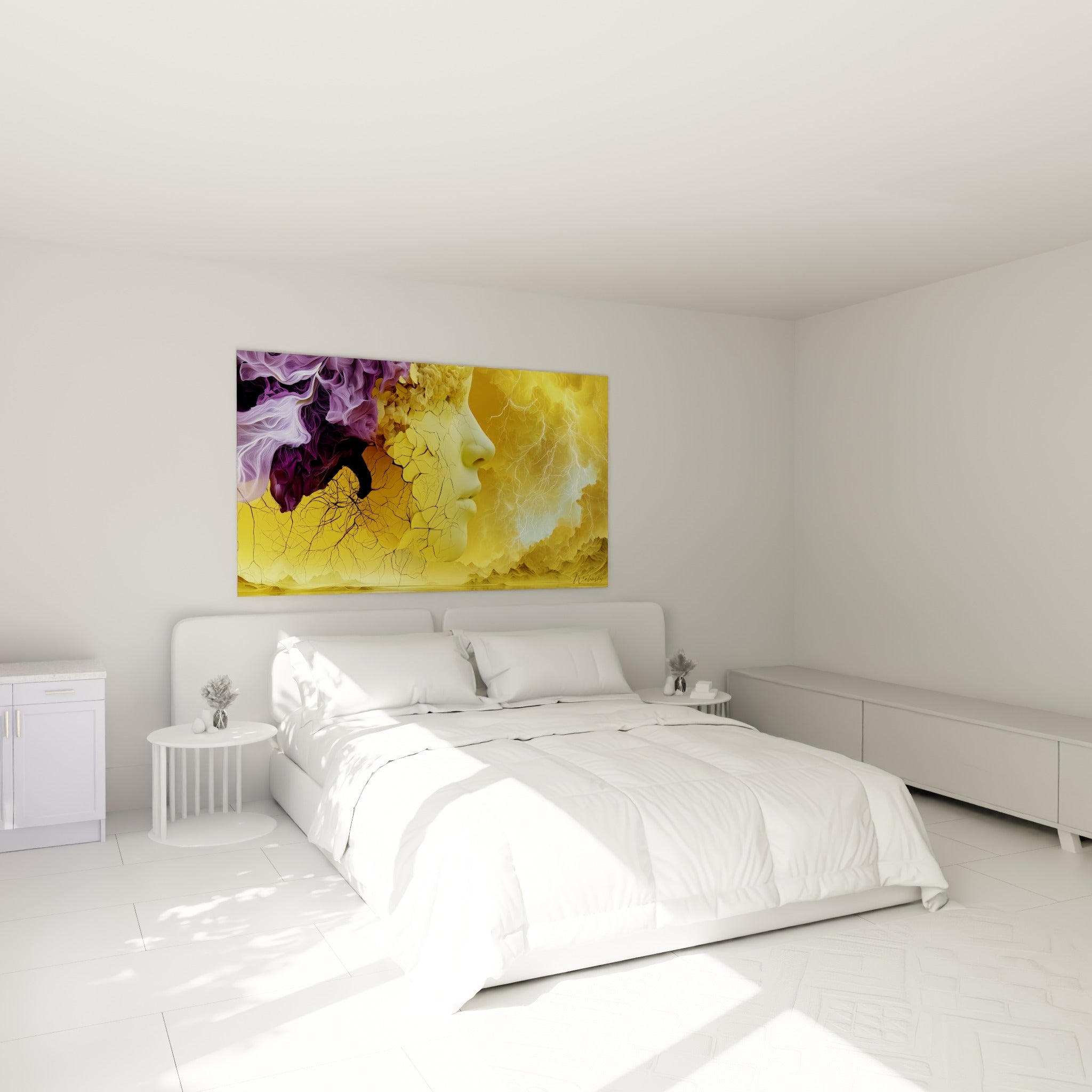 Profil fissuré du Visage abstrait doré et violet, accroché au-dessus d'un lit dans une chambre claire