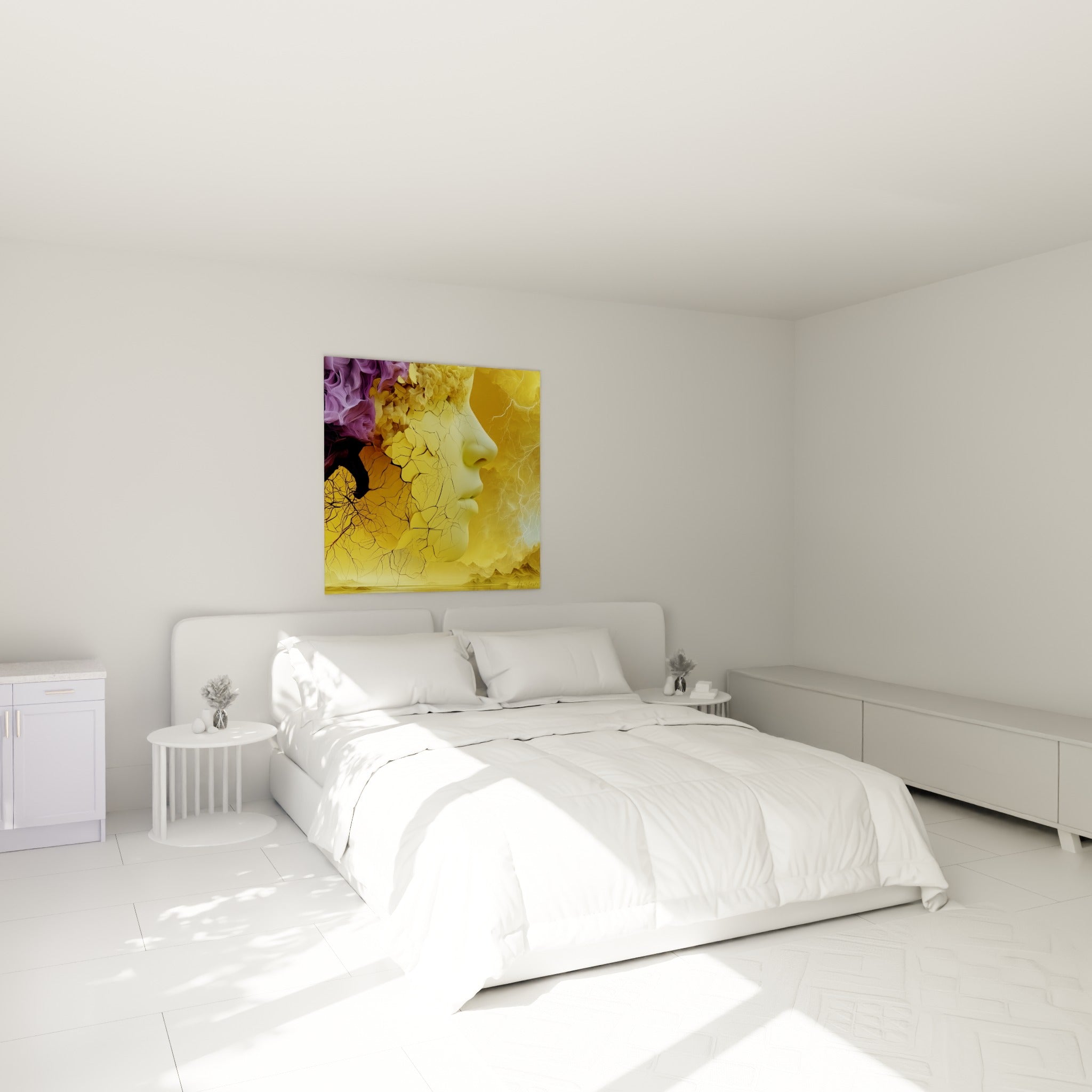Visage craquelé ocre et mèches violettes accrochant la lumière au-dessus d'un lit dans une chambre claire