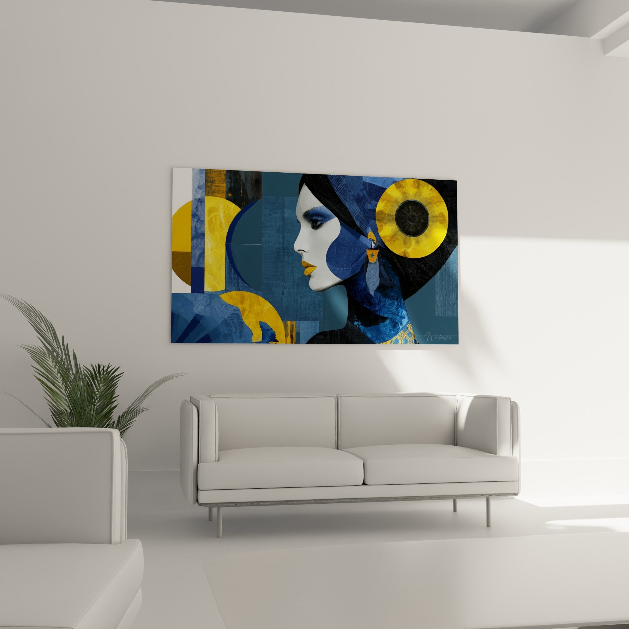 Portrait bleu marine et doré au style graphique, visage abstrait aux cercles solaires, au-dessus d'un canapé dans un salon lumineux