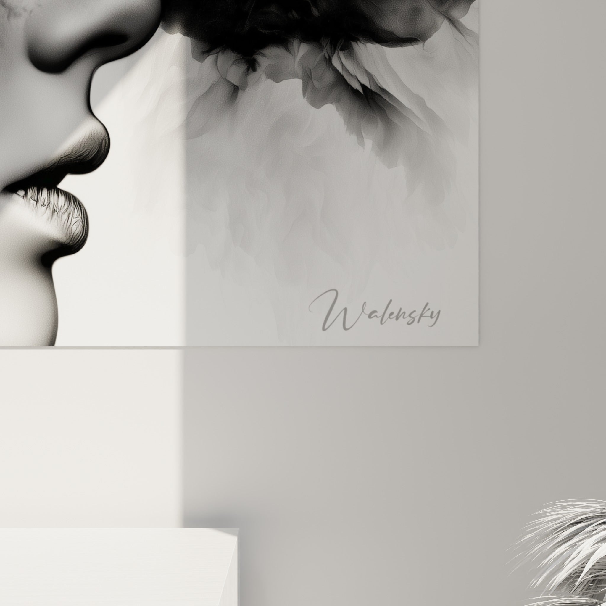 Détail des traits fins et du grain de fumée grise sur ce visage abstrait en noir et blanc