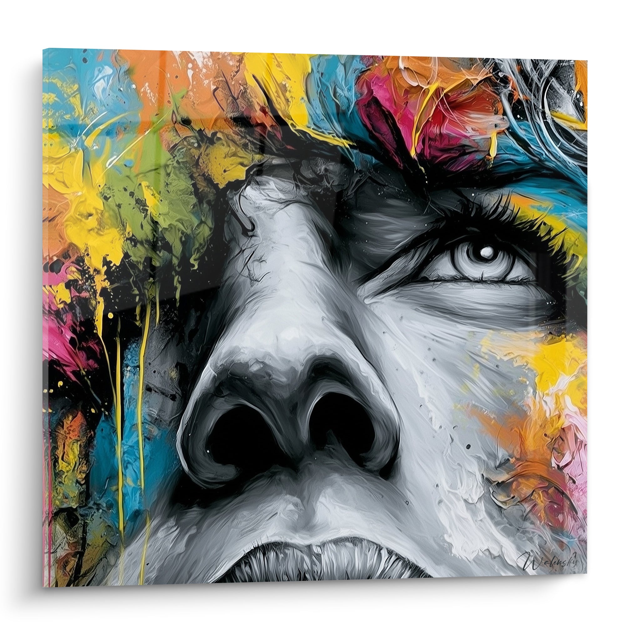 Visage abstrait aux tons gris et éclaboussures jaune et bleu, regard perçant en gros plan pictural