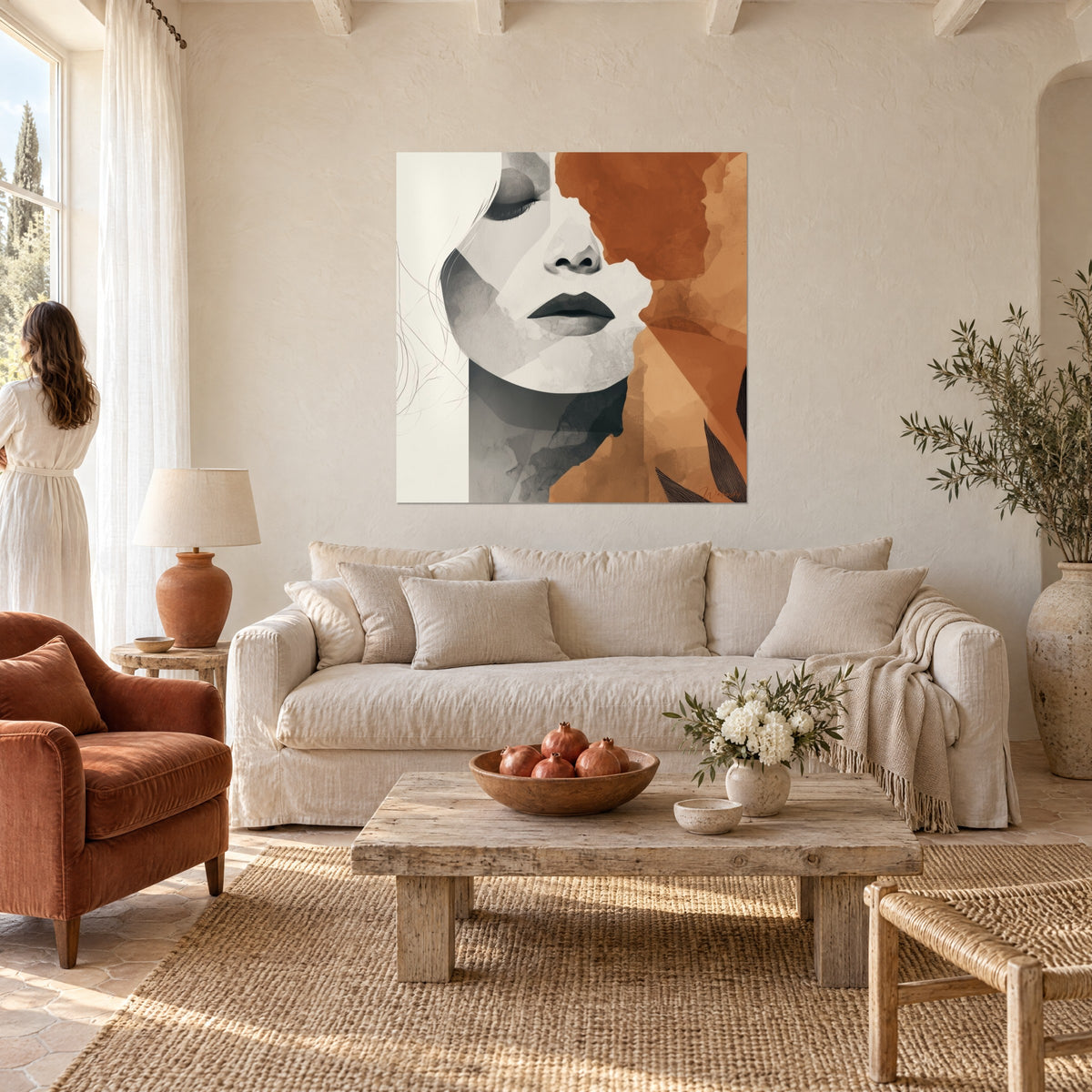 Quadro ritratto femminile con palpebre chiuse, campiture terracotta e grigie, labbra scure, sopra un divano in un soggiorno luminoso