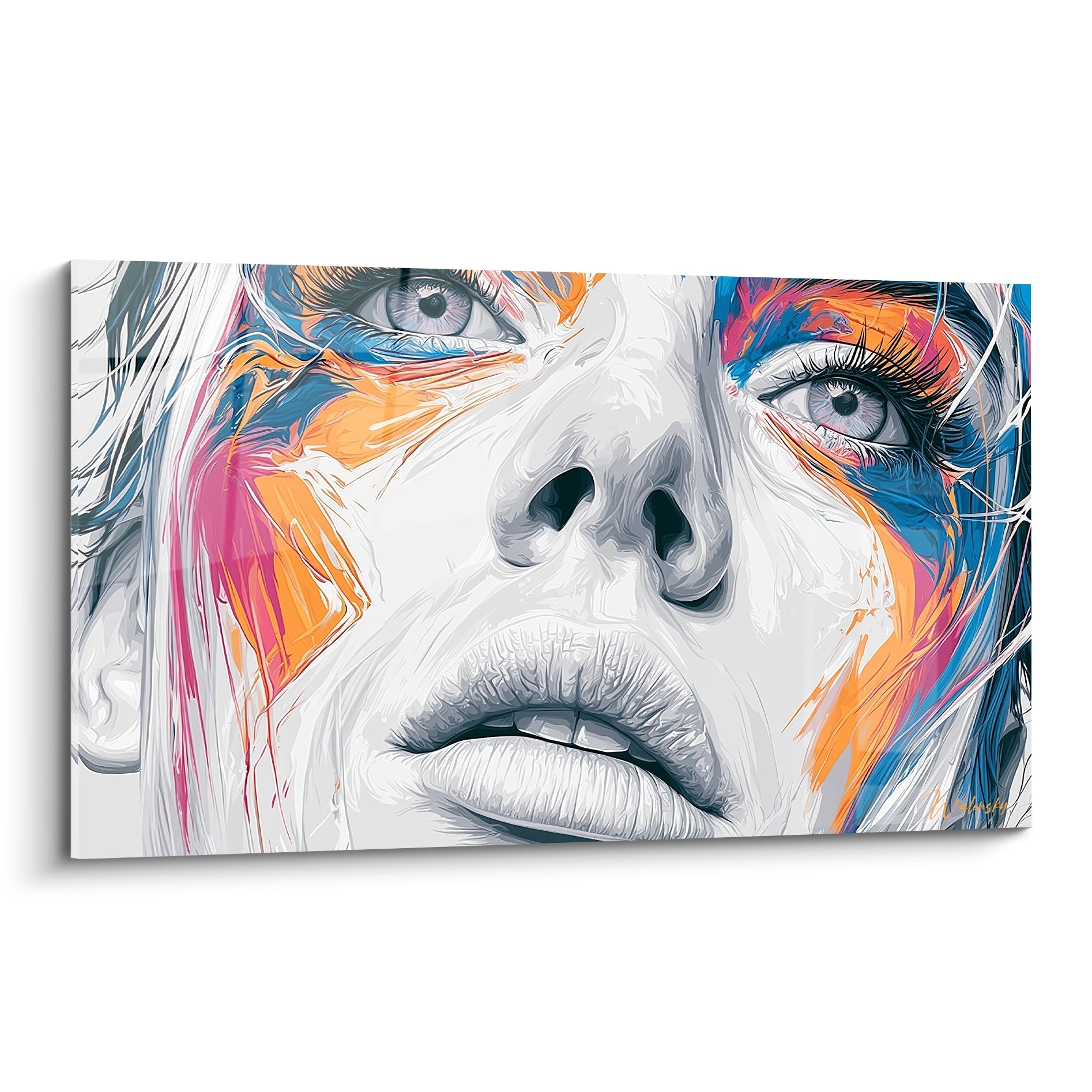 Visage abstrait en gris et blanc traversé d'éclats orange et bleu marine autour du regard perçant.