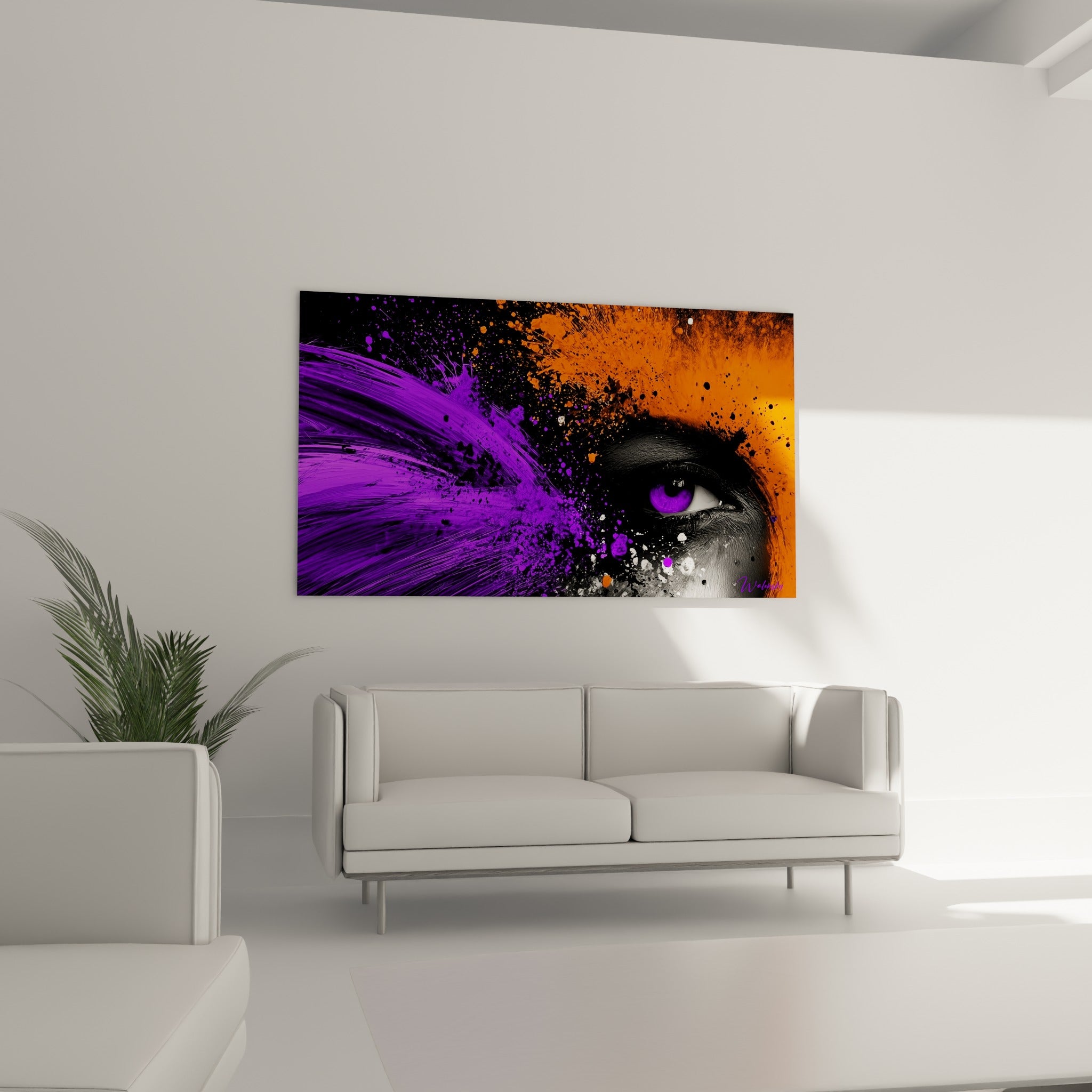 Iris violet saisissant cerné de touches orange et grises, tableau visage abstrait au-dessus d'un canapé dans un salon lumineux.