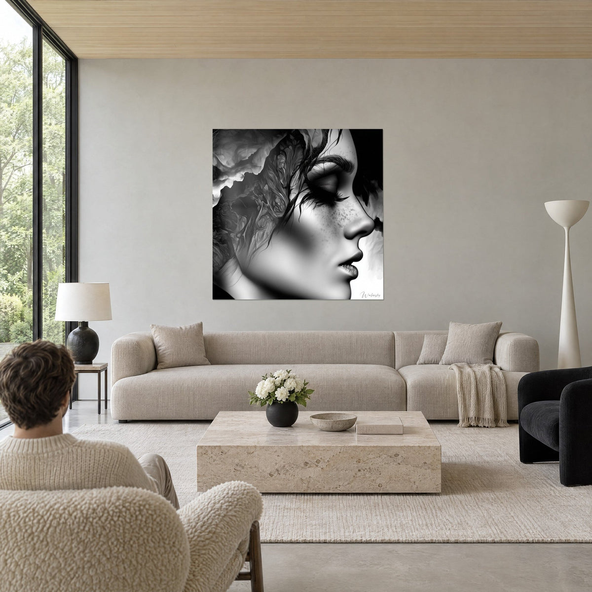 Gemälde weibliches Profilporträt, graue Felsensträhnen und tiefschwarzer Hintergrund, über einem Sofa in einem hellen Wohnzimmer