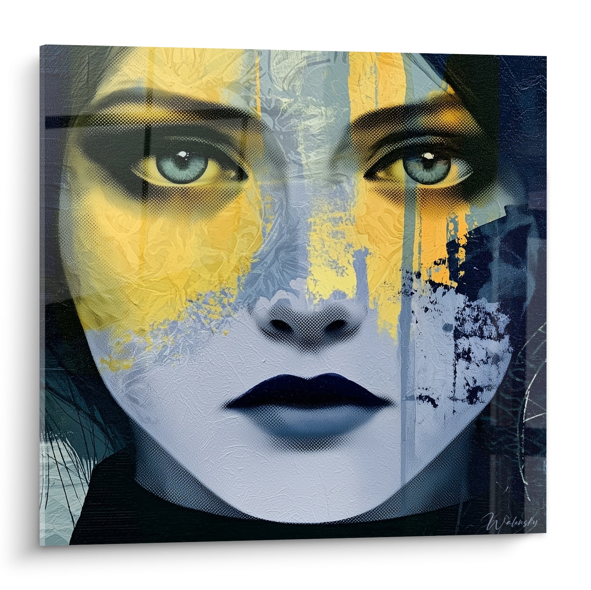 Visage abstrait aux yeux bleus intenses, coulures jaune moutarde et fond bleu marine texturé