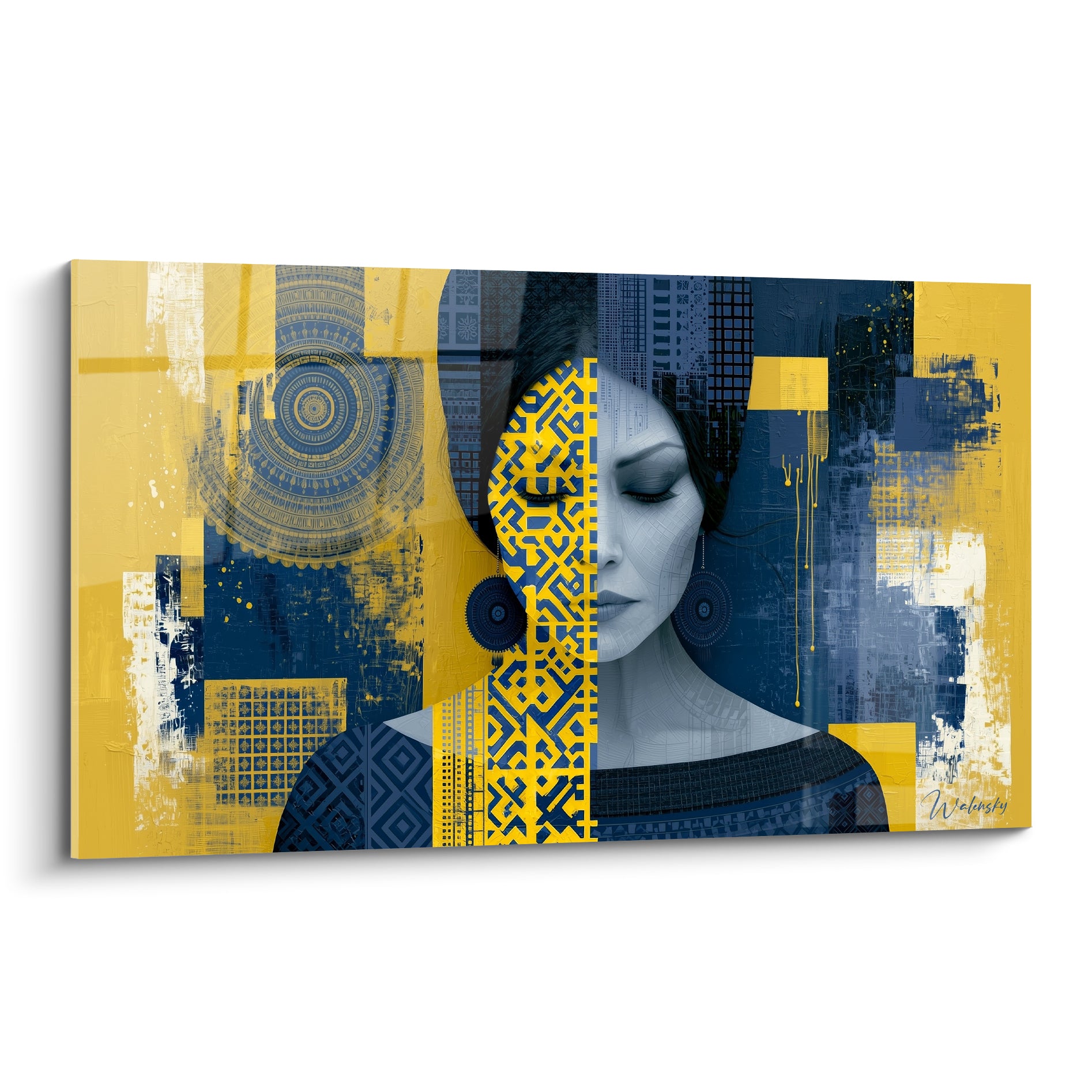 Visage abstrait aux motifs jaune moutarde et bleu marine, portrait mi-géométrique mi-réaliste