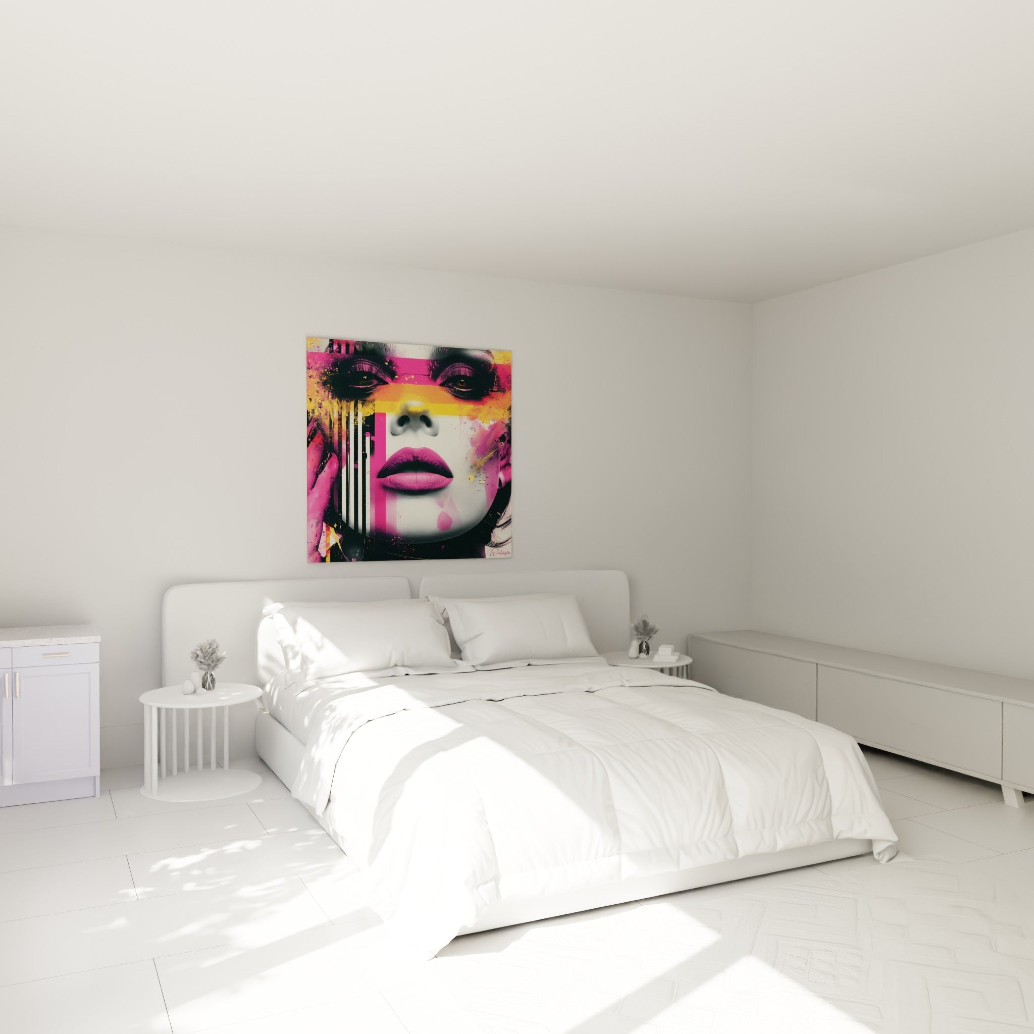 Portrait fragmenté rose fuchsia et jaune moutarde, accroché au-dessus d'un lit dans une chambre claire