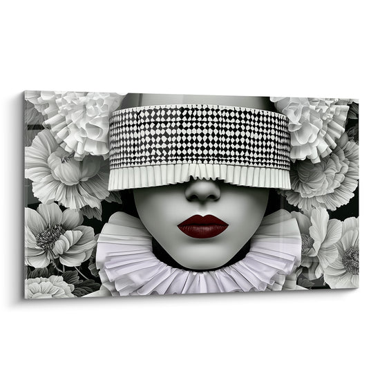 Visage abstrait aux lèvres rouge bordeaux et bandeau noir et blanc entouré de fleurs sculpturales