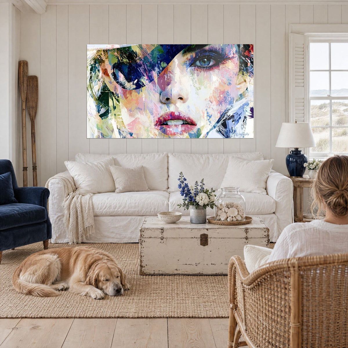 Quadro ritratto femminile frammentato, occhio blu notte e labbra rosa, sopra un divano in un soggiorno luminoso