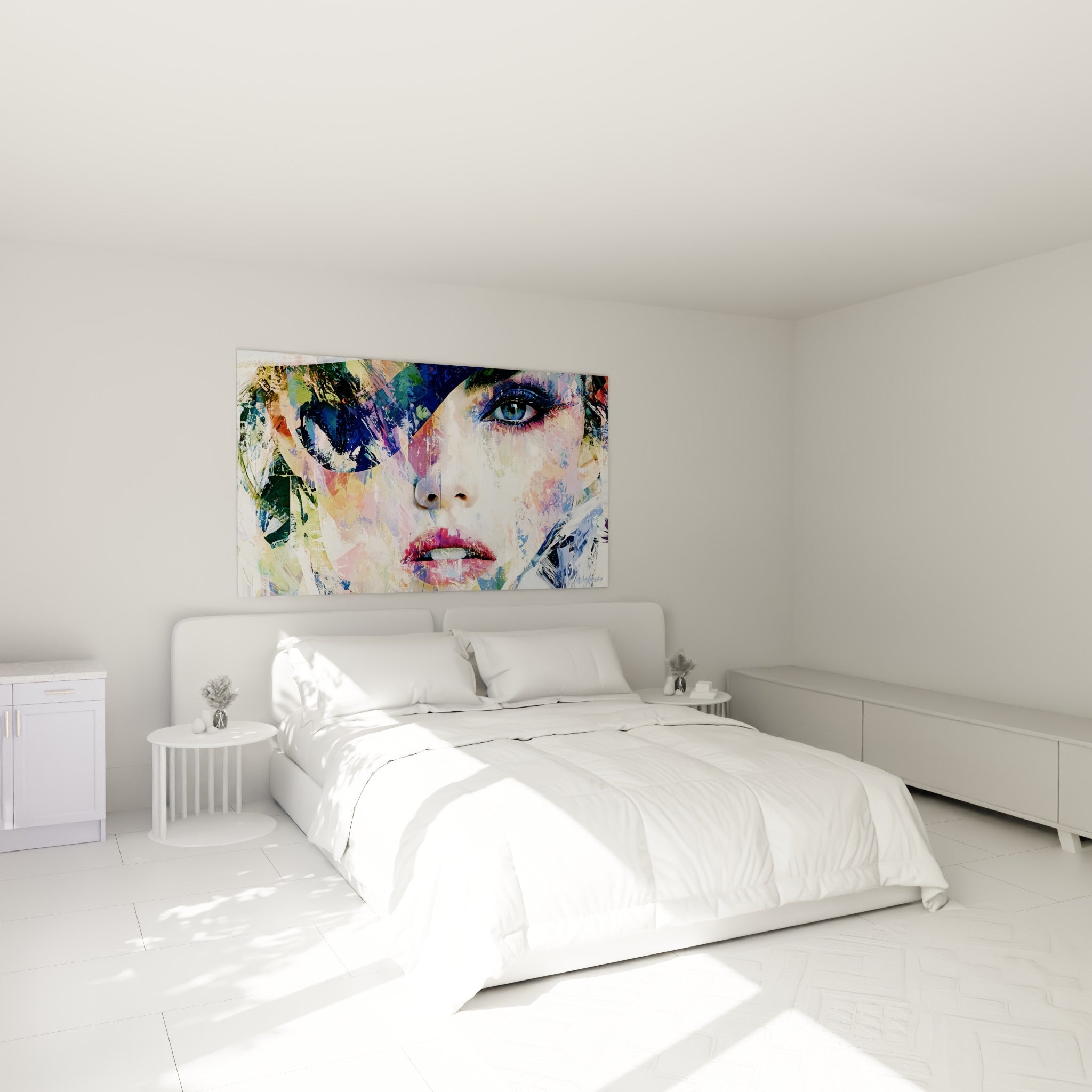 Regard bleu marine et lèvres carmin d'un visage fragmenté, accroché au-dessus d'un lit dans une chambre claire.