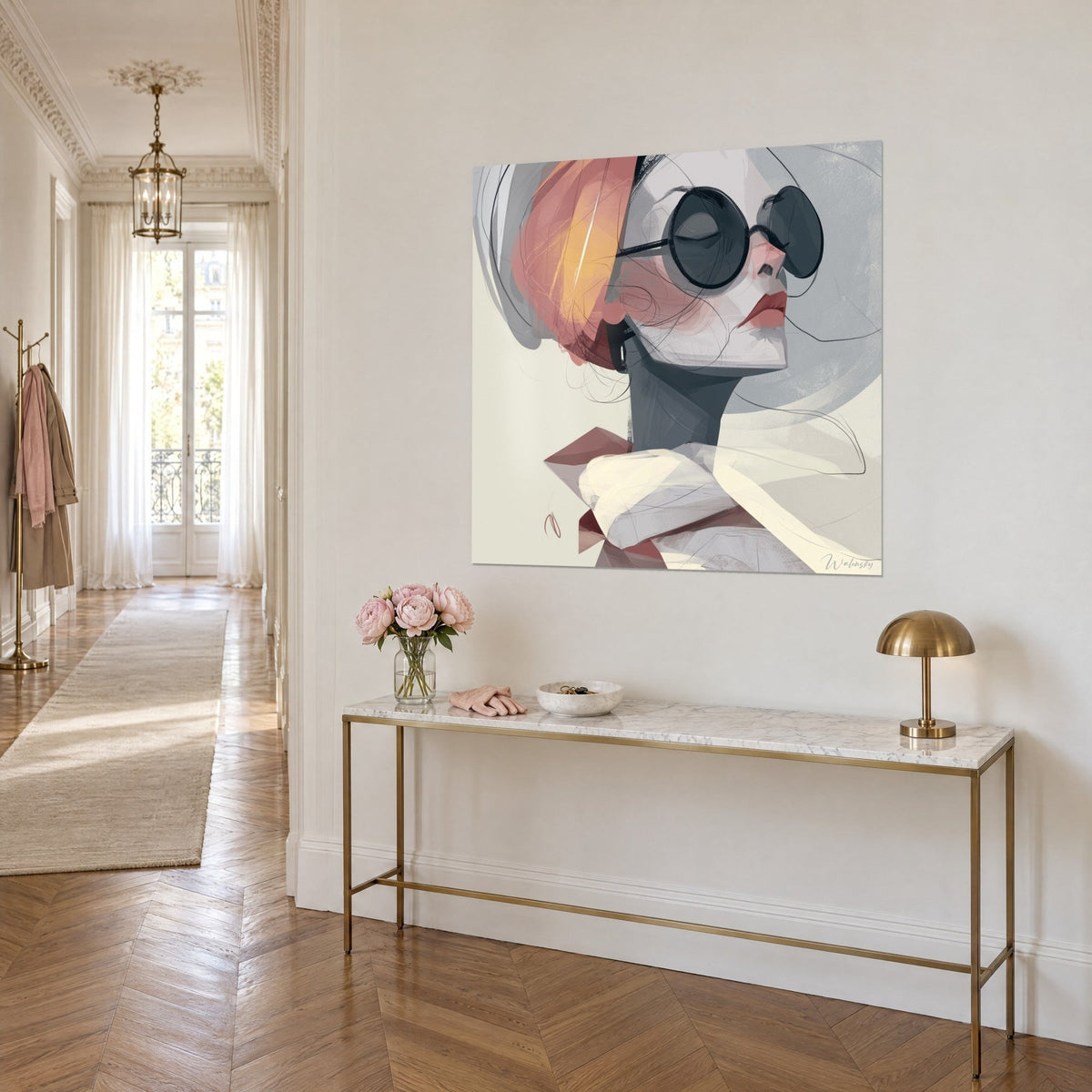 Schilderij gestileerd portret van een elegante vrouw met ronde glazen, crème en saffraanocker sjaal, tegen een beige gang in Haussmann-stijl