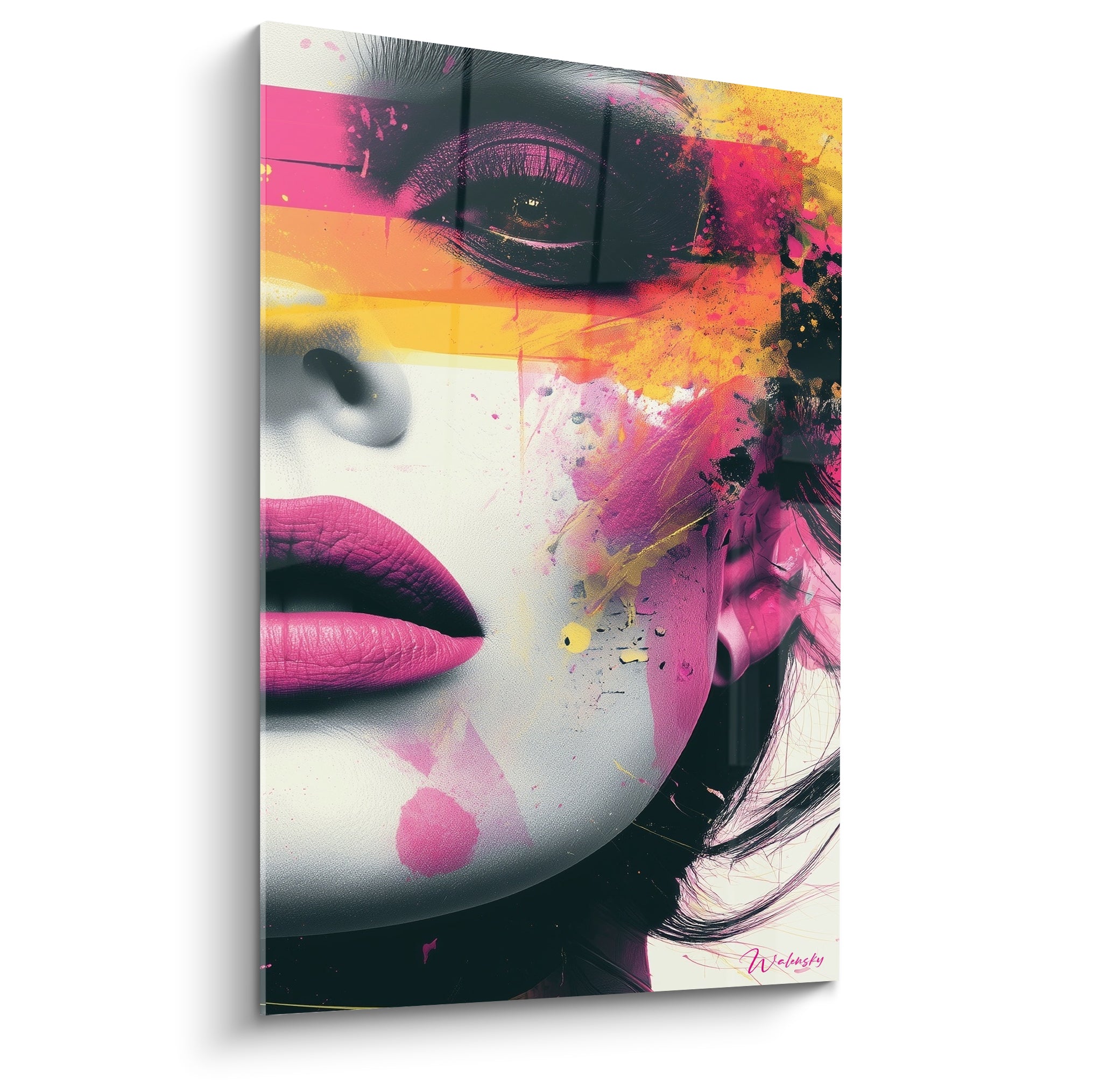 Visage abstrait aux lèvres roses fuchsia et bandeau jaune safran, peau blanche éclaboussée de noir