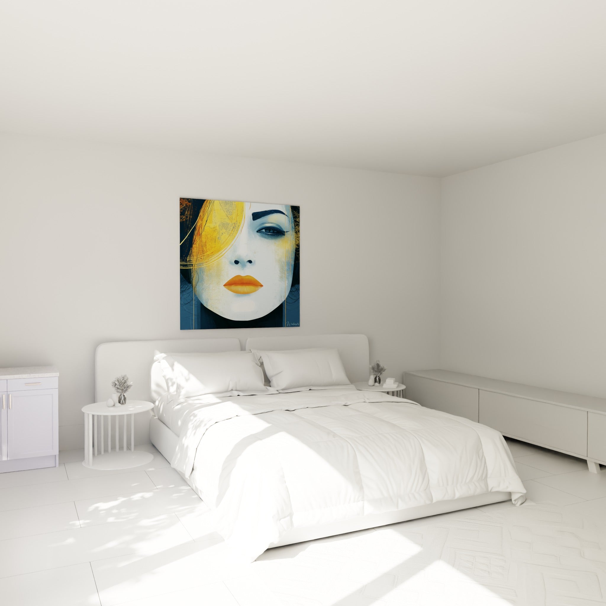 Portrait abstrait bleu marine et doré aux lèvres orangées, au-dessus d'un lit dans une chambre claire