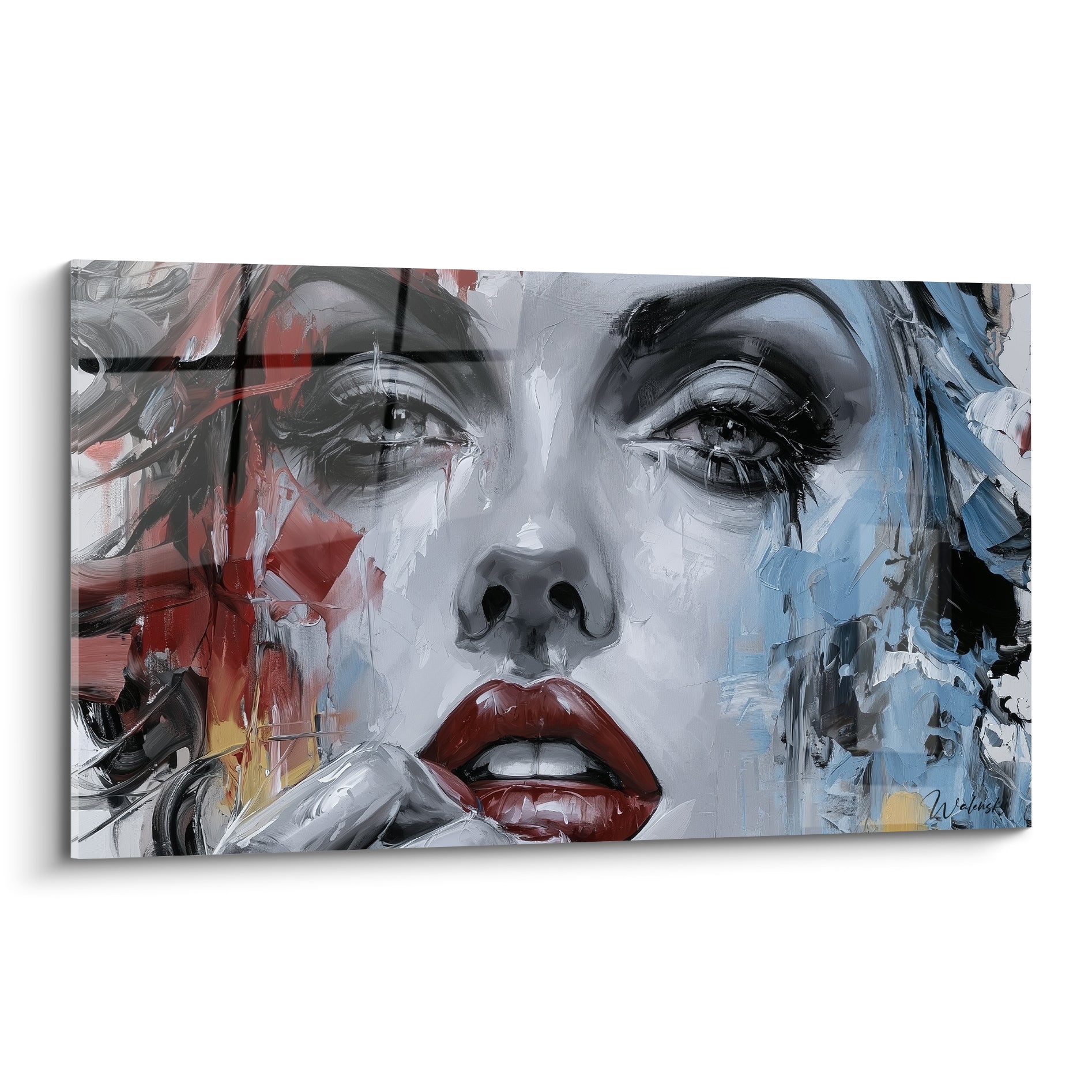 Visage abstrait aux lèvres rouge carmin et touches bleu glacé, traitement pictural intense en gris et noir