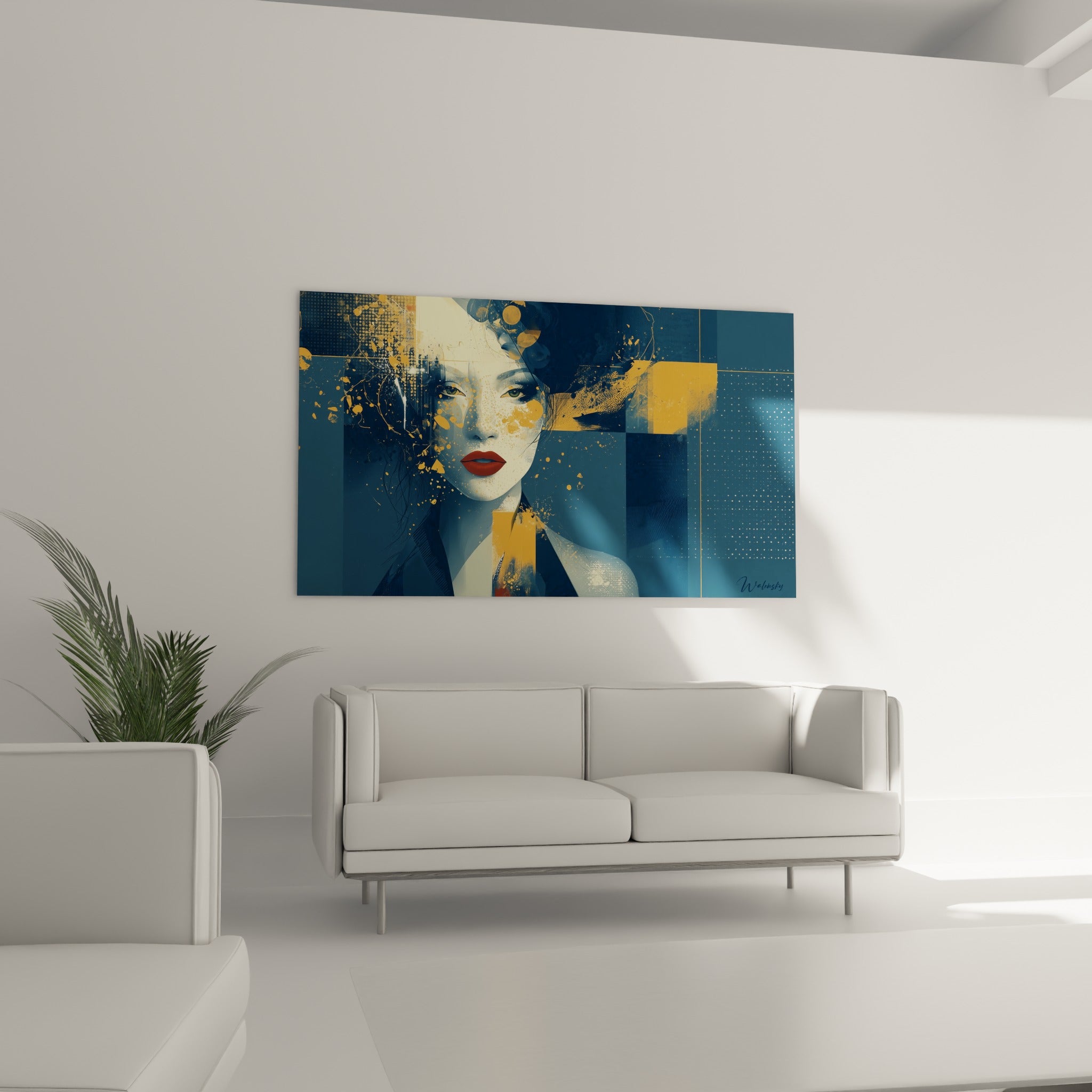 Femme au regard perçant, tons bleu marine et doré, visage abstrait au-dessus d'un canapé dans un salon lumineux