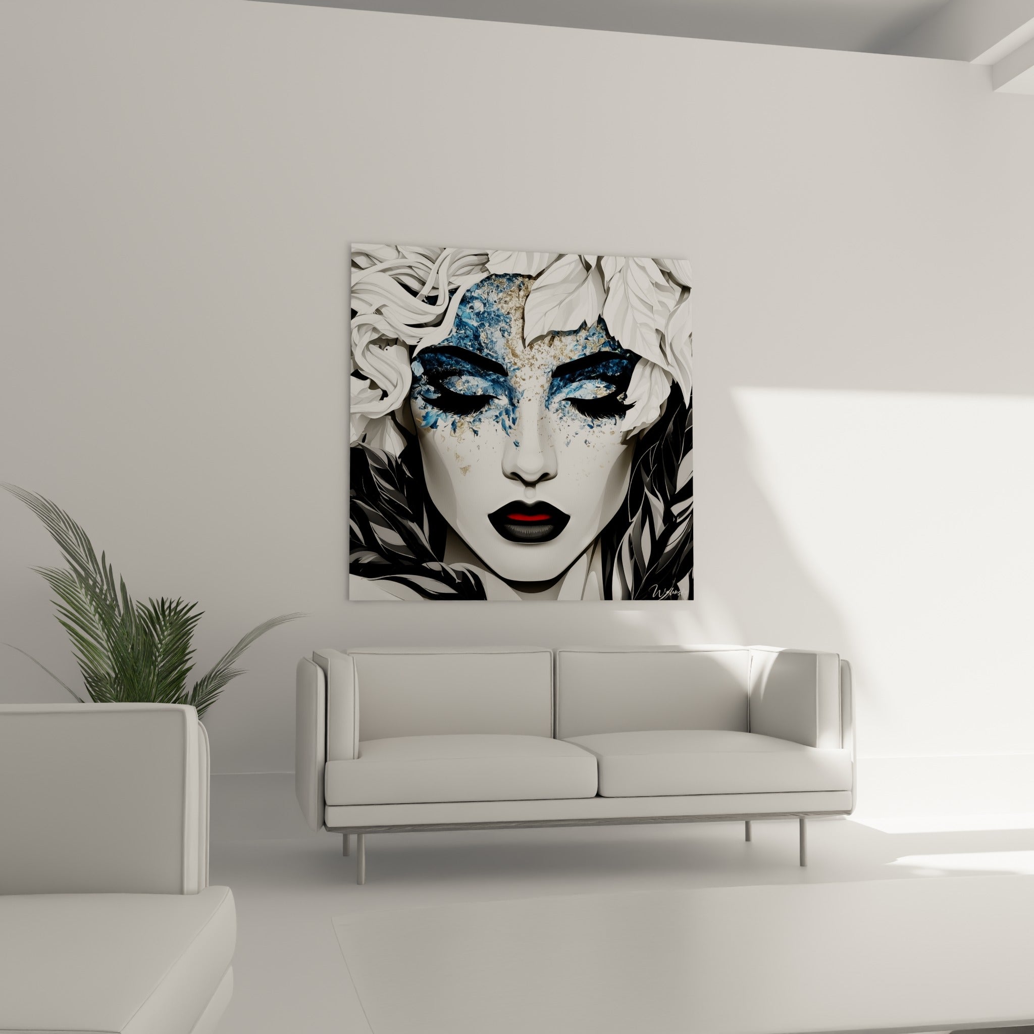 Visage clos aux touches dorées et bleu marine sur fond blanc, au-dessus d'un canapé dans un salon lumineux
