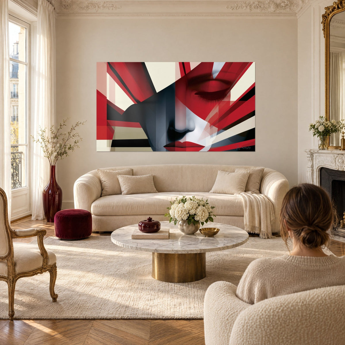 Gemälde Frauengesicht mit roten Lippen, elfenbeinfarbene und schwarze geometrische Strahlen, eine Frau von hinten, über einem Sofa in einem hellen Wohnzimmer