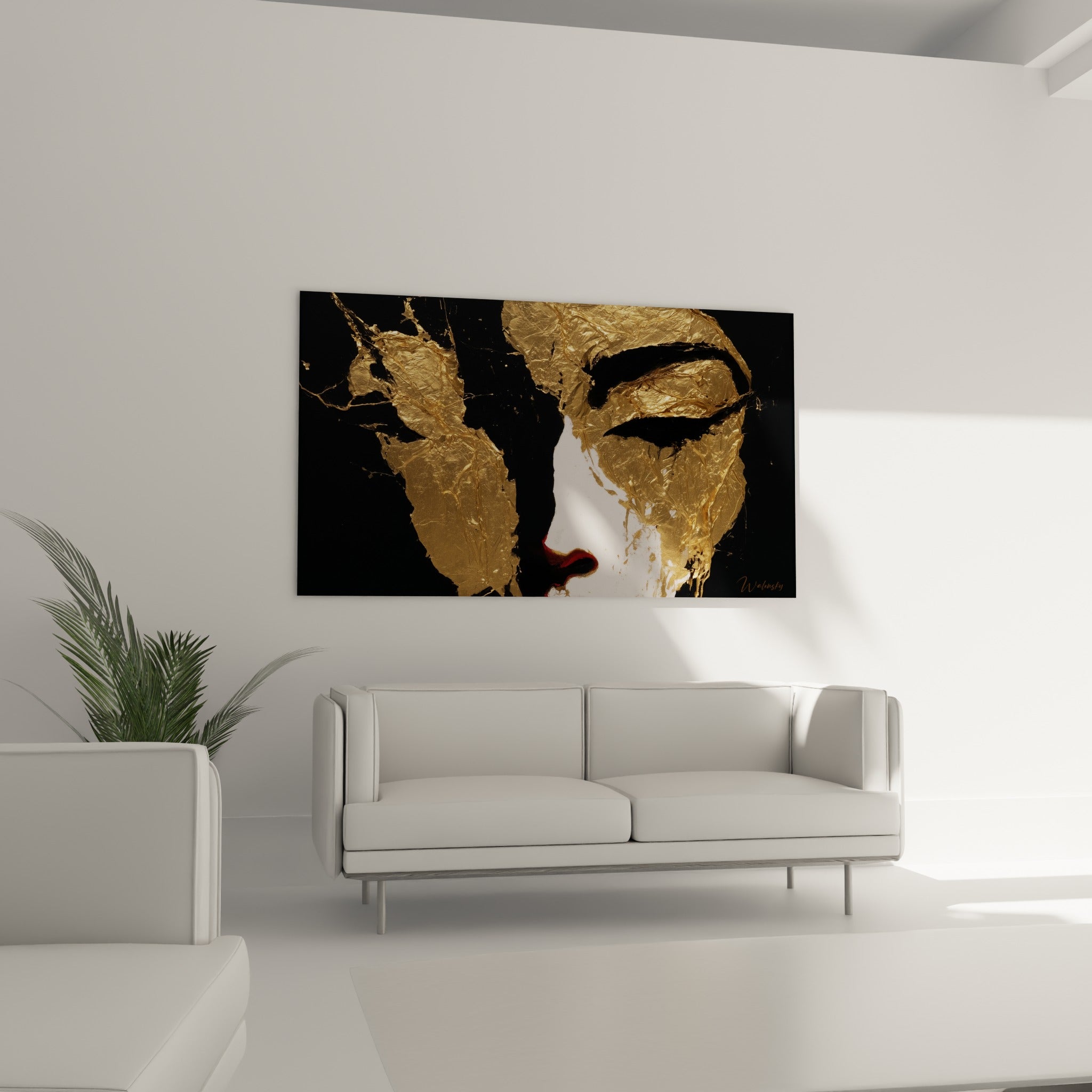 Feuille d'or froissée sur fond anthracite du Visage abstrait accrochée au-dessus d'un canapé dans un salon lumineux