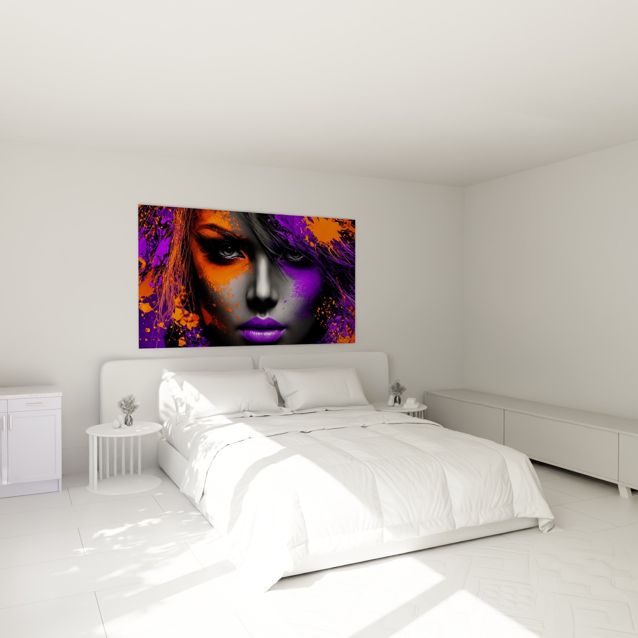 Portrait éclaboussé de violet et orange accroché au-dessus d'un lit dans une chambre claire