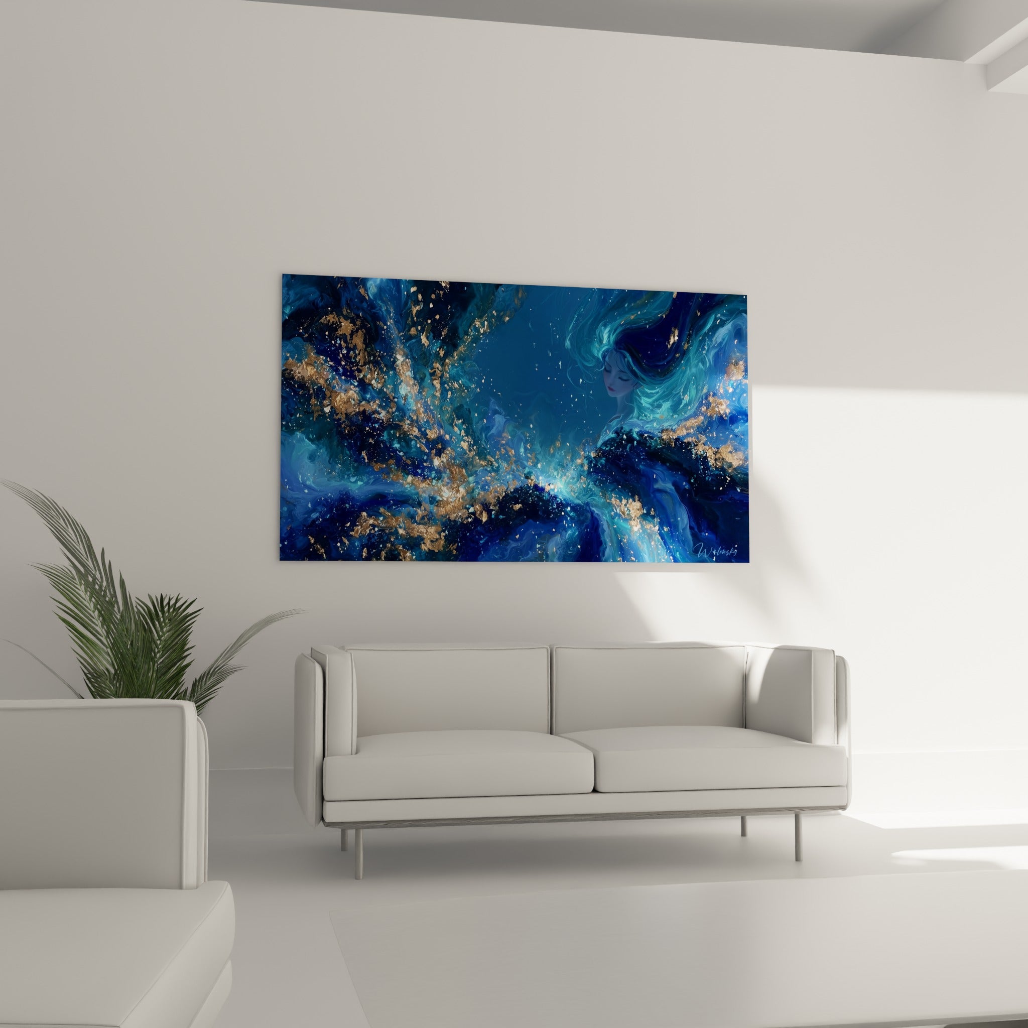Visage abstrait bleu et doré aux textures marbrées, au-dessus d'un canapé dans un salon lumineux