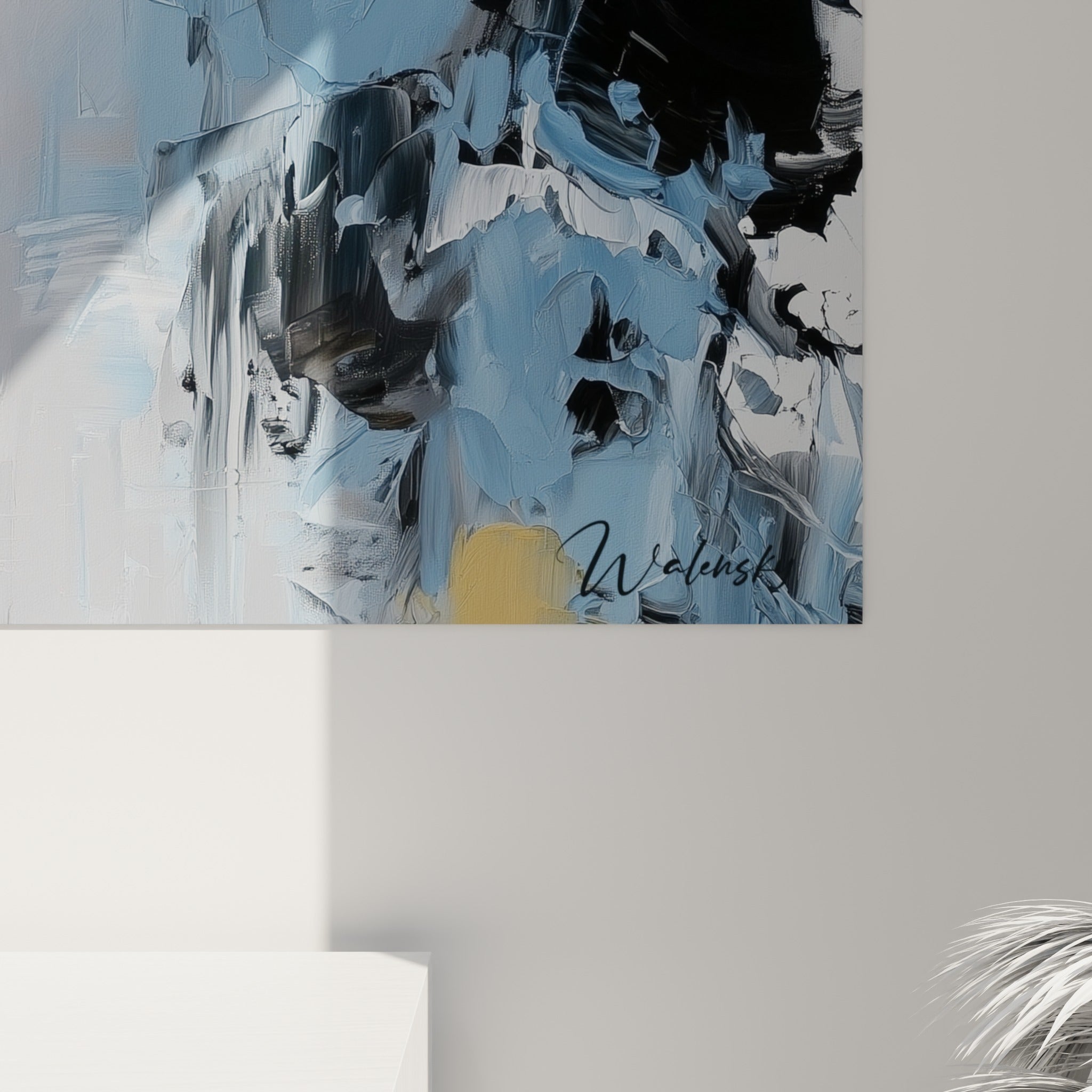 Empâtements gris et noirs du visage abstrait, coulures rouges et jaunes visibles, matière épaisse au couteau