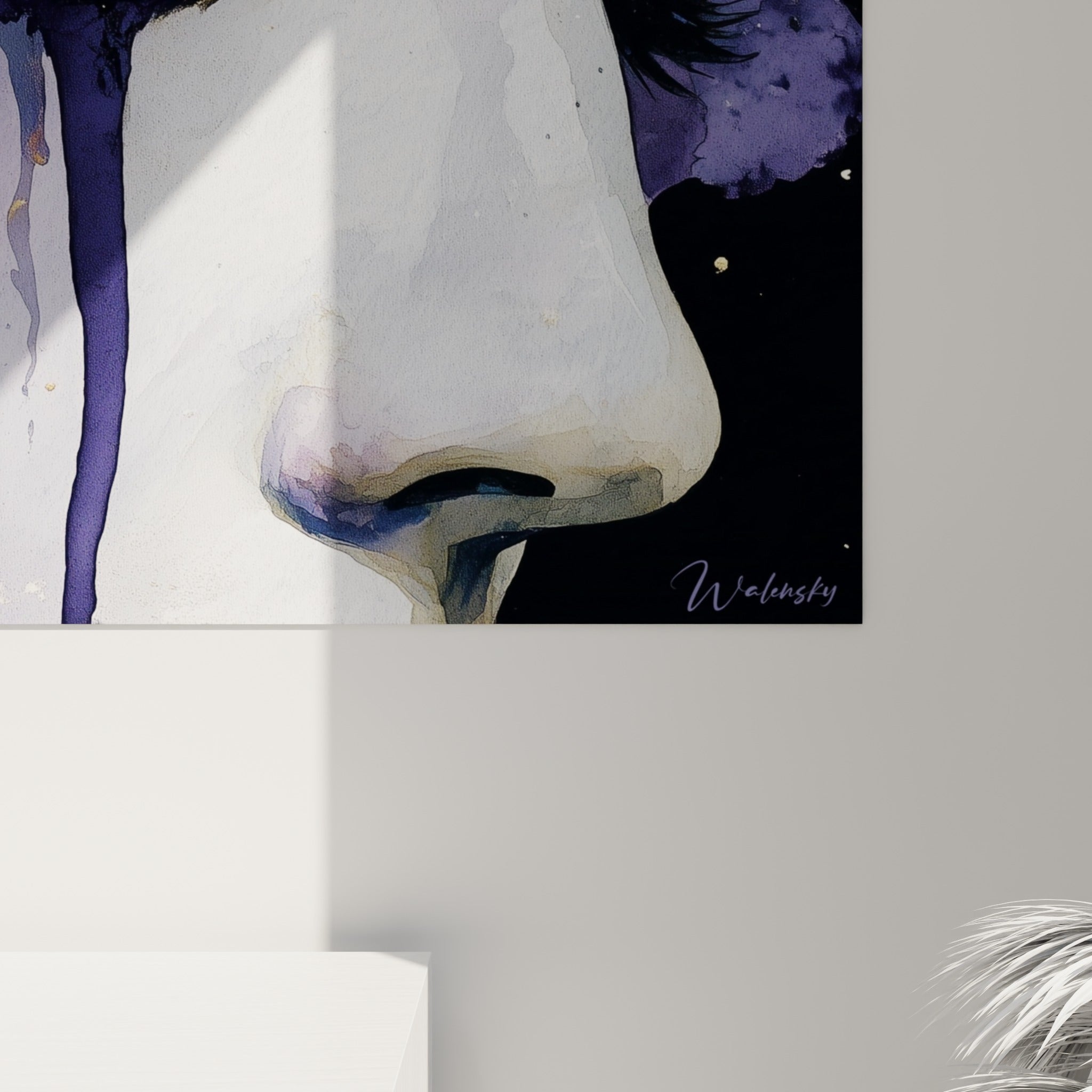 Empâtements dorés et coulures noires se mêlant au violet pastel, grain visible de la matière picturale