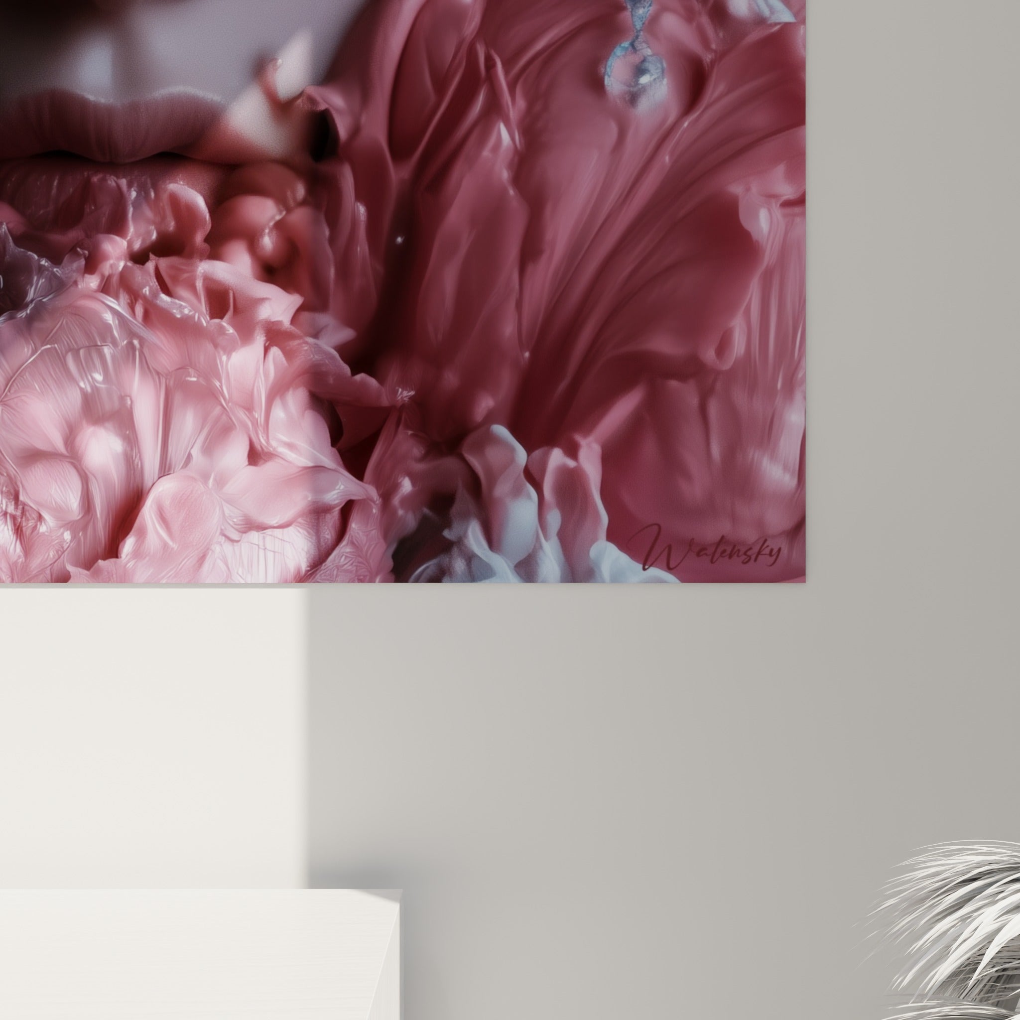 Matière peinte rose profond et bleu pastel se mêlant en empâtements sur ce visage abstrait accroché au mur.